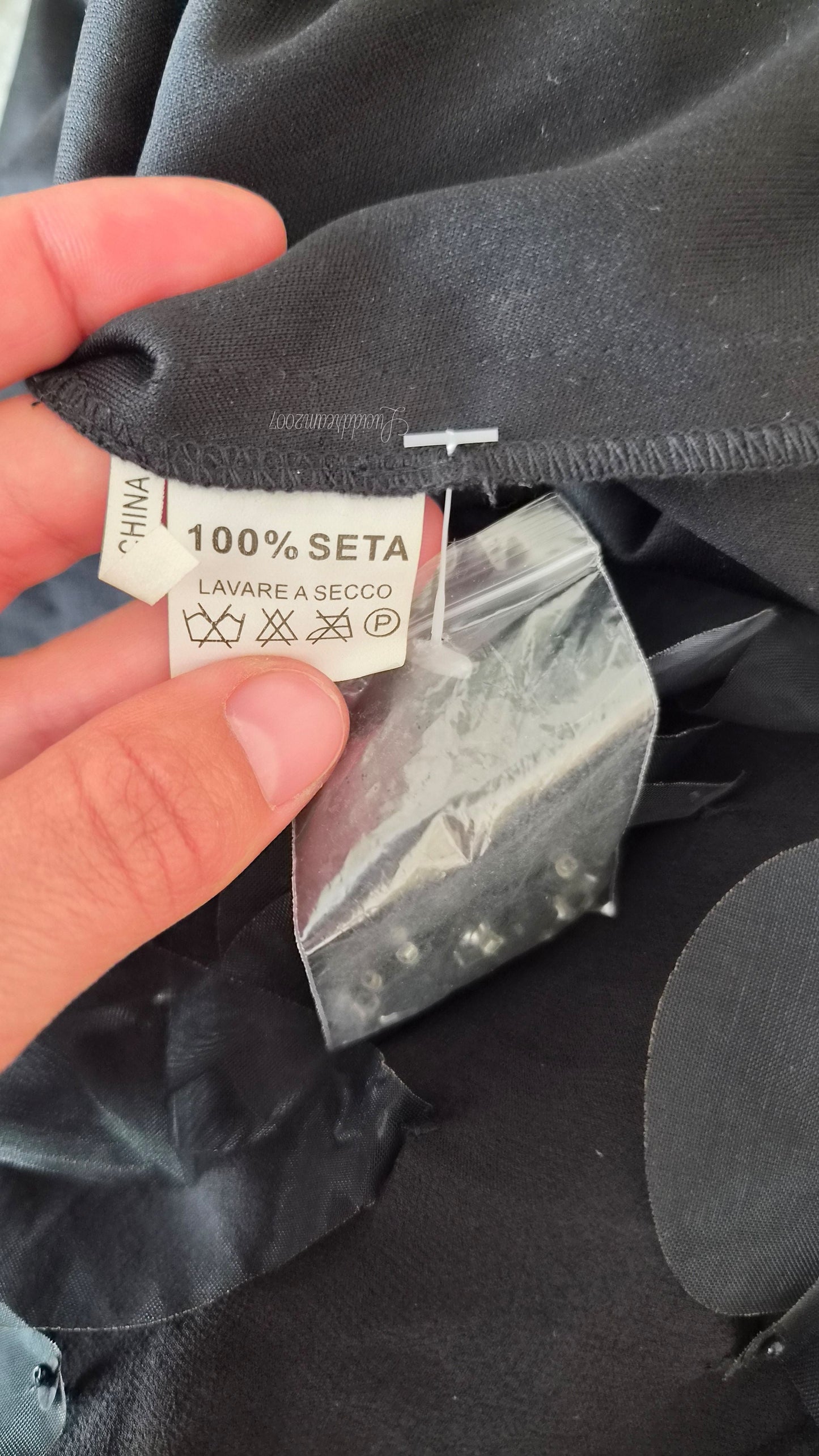 Robe dos nu en soie brodée