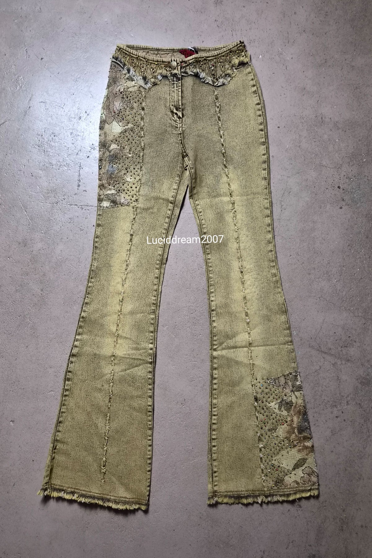 Pantalon denim délavé et brodé