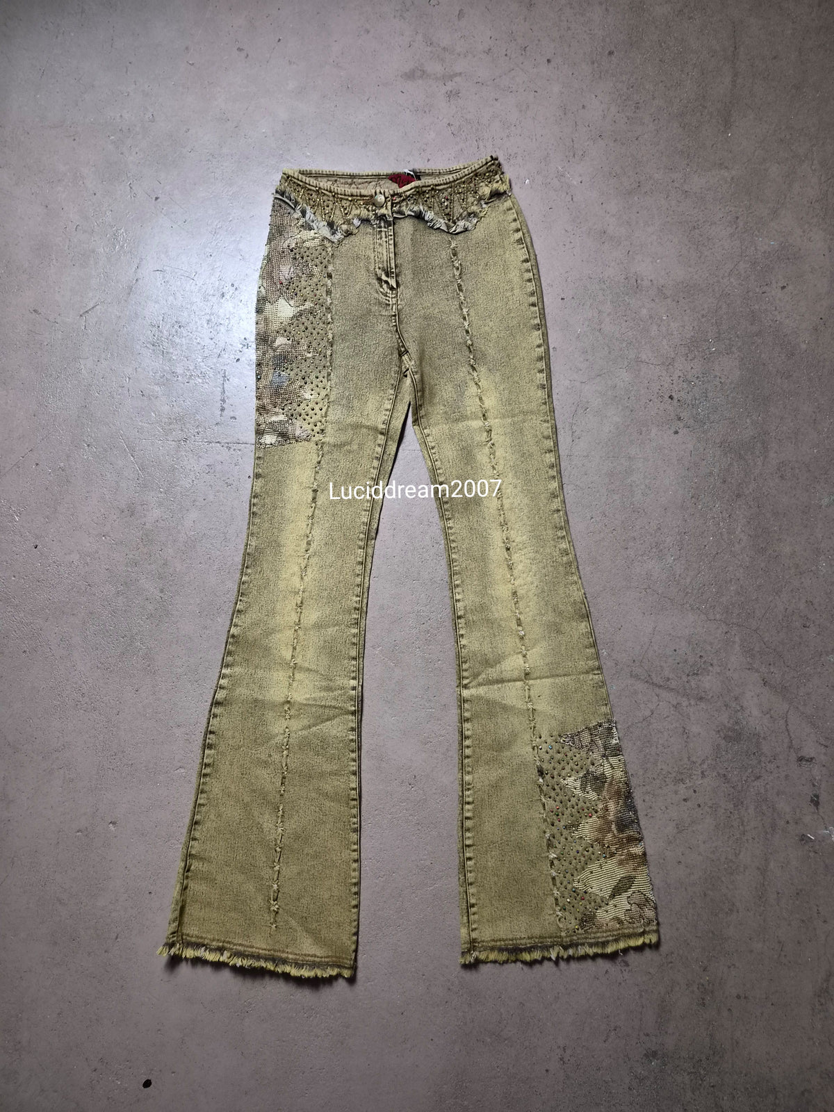 Pantalon denim délavé et brodé