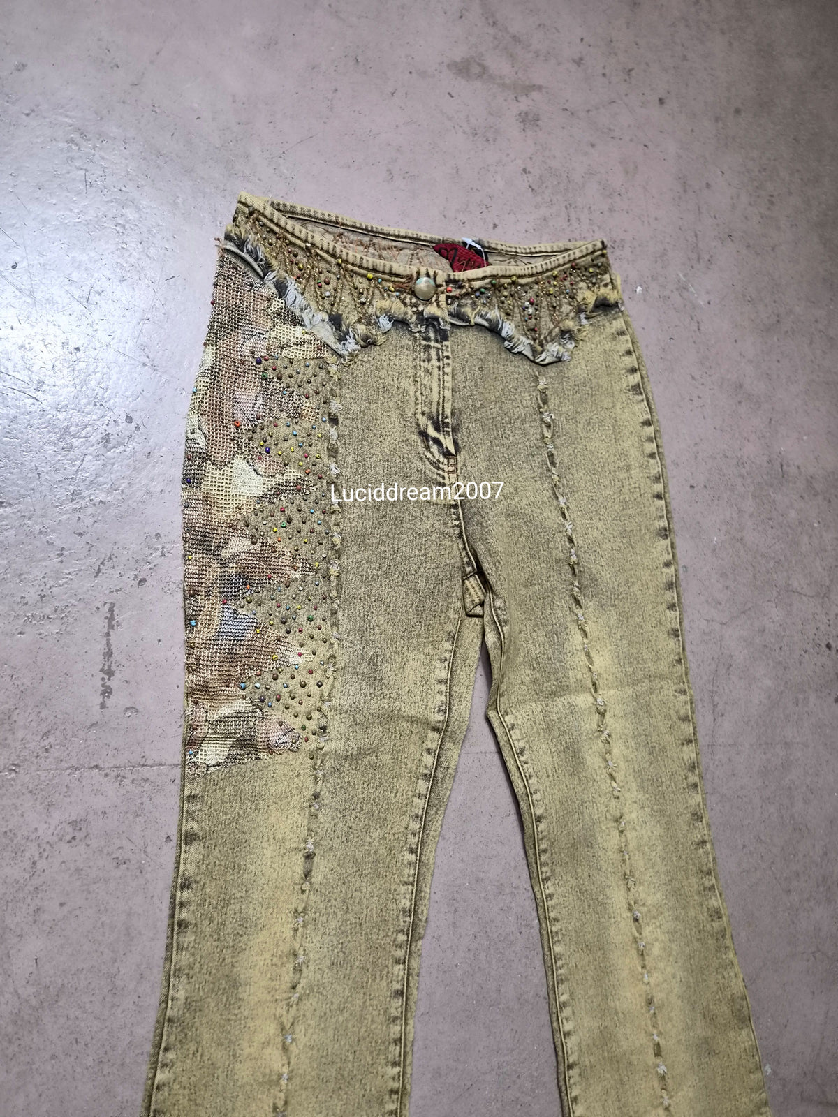 Pantalon denim délavé et brodé