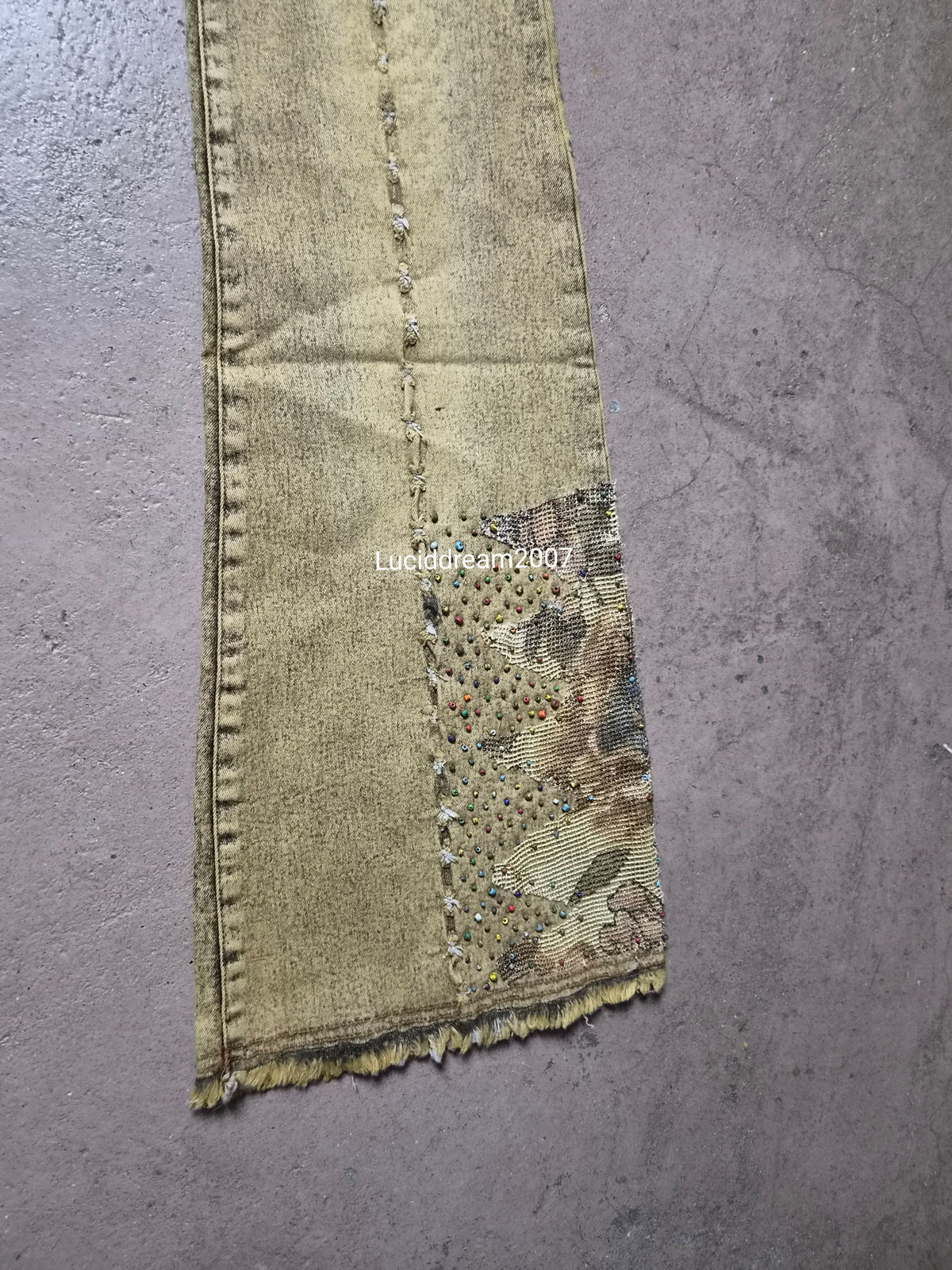 Pantalon denim délavé et brodé