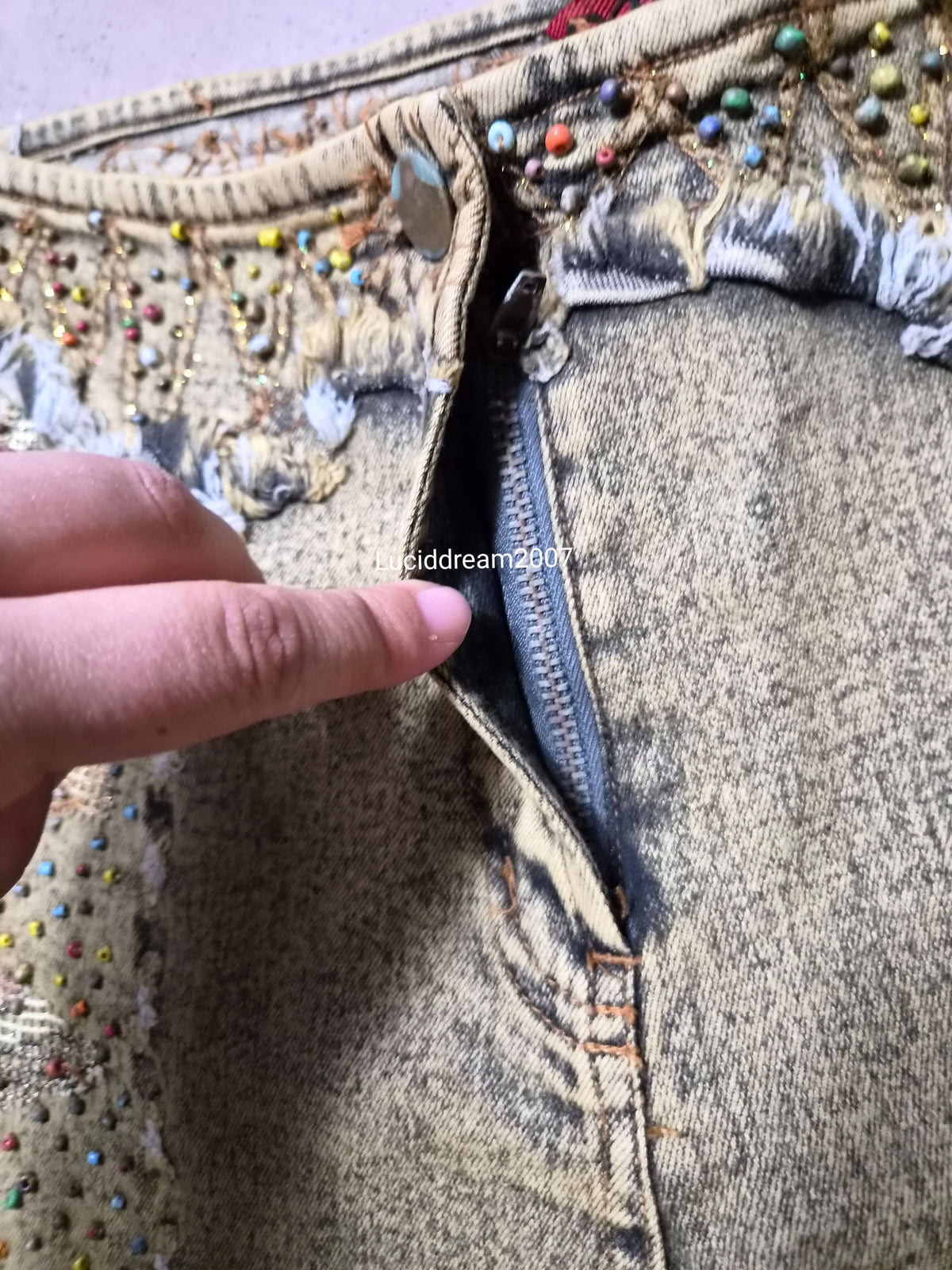 Pantalon denim délavé et brodé