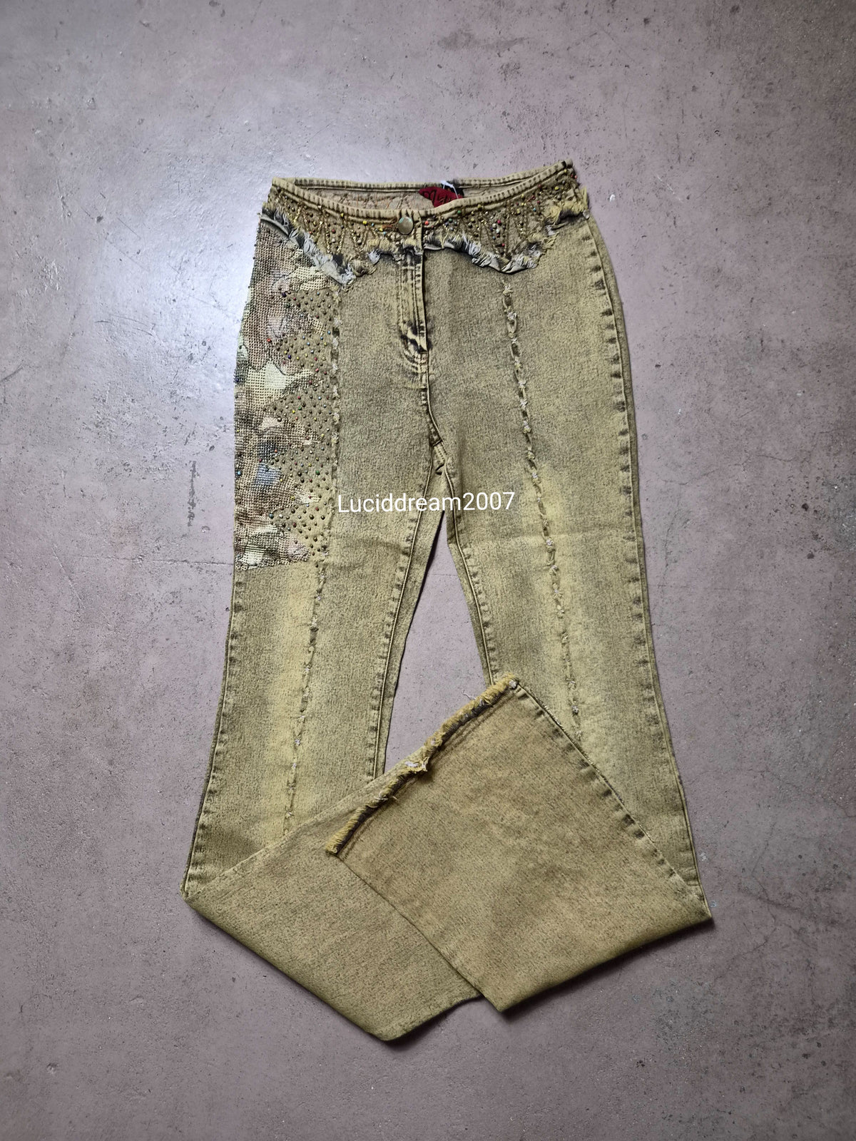 Pantalon denim délavé et brodé