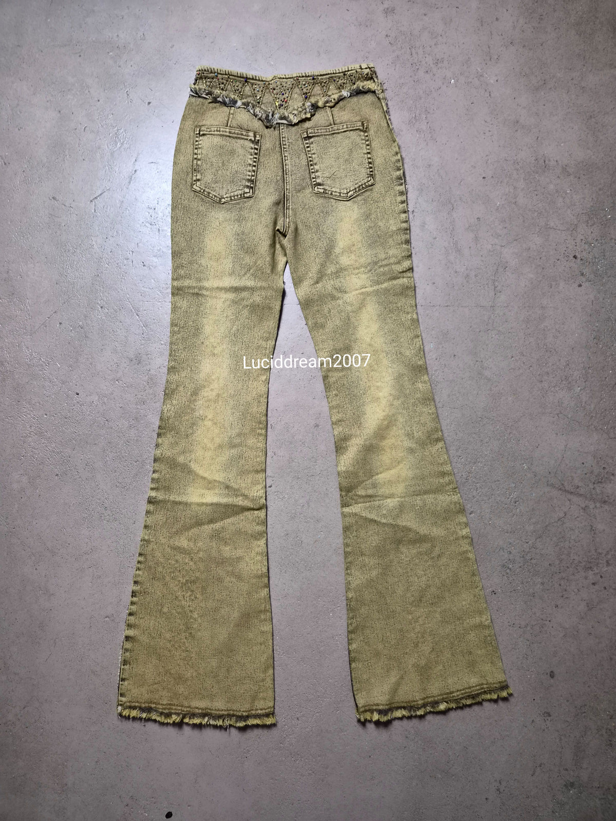 Pantalon denim délavé et brodé