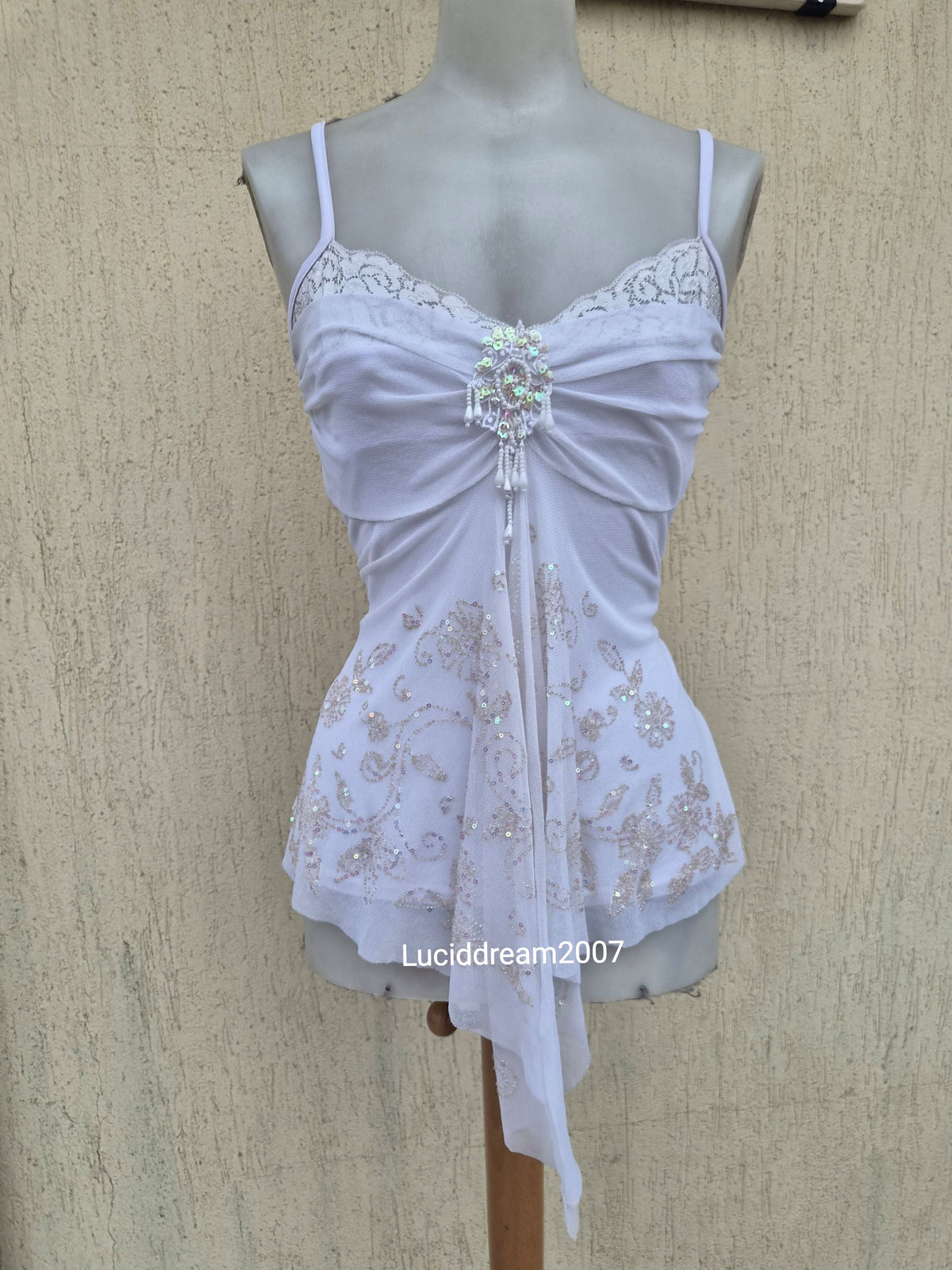 Haut blanc en voile asymétrique brodé