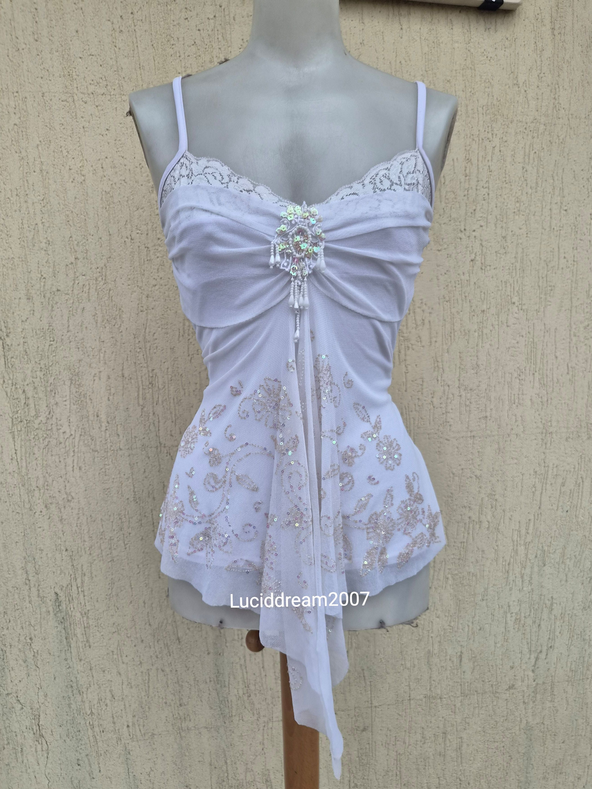 Haut blanc en voile asymétrique brodé
