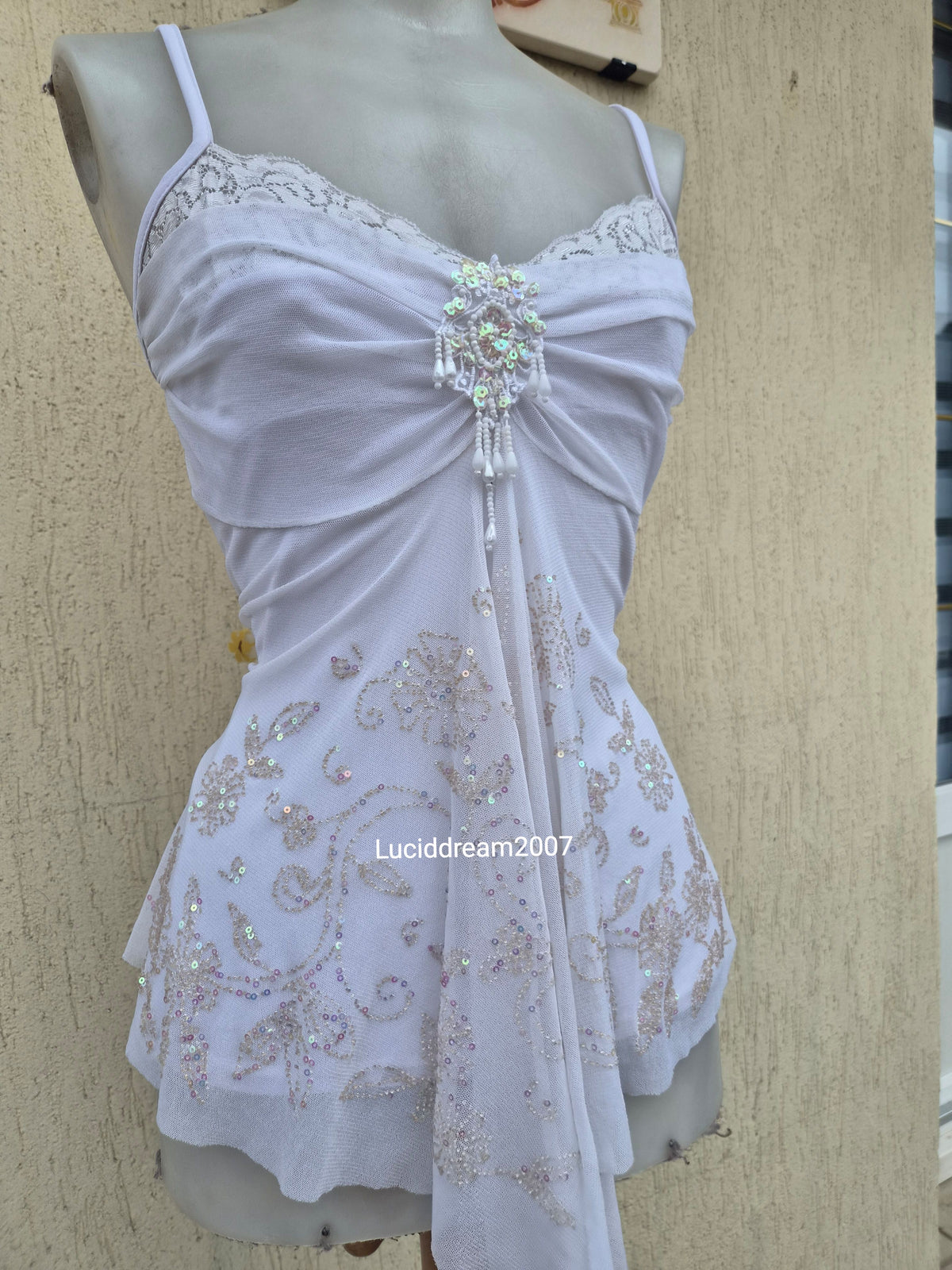 Haut blanc en voile asymétrique brodé
