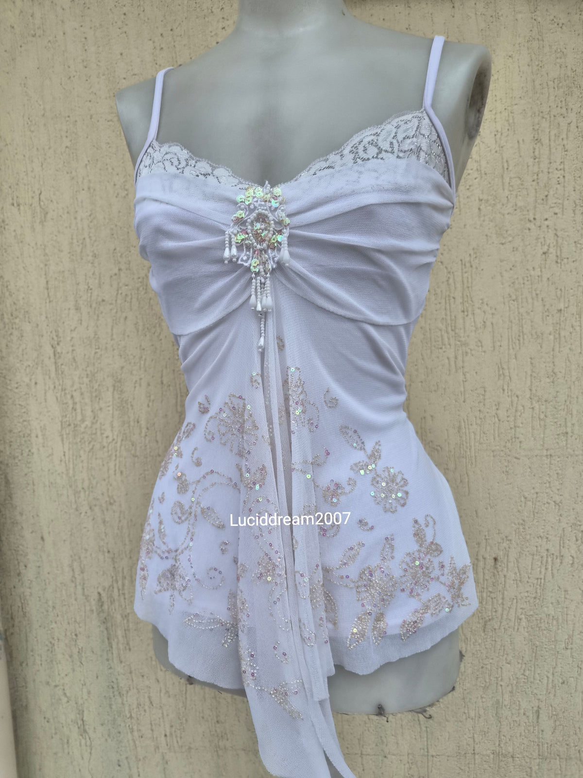 Haut blanc en voile asymétrique brodé