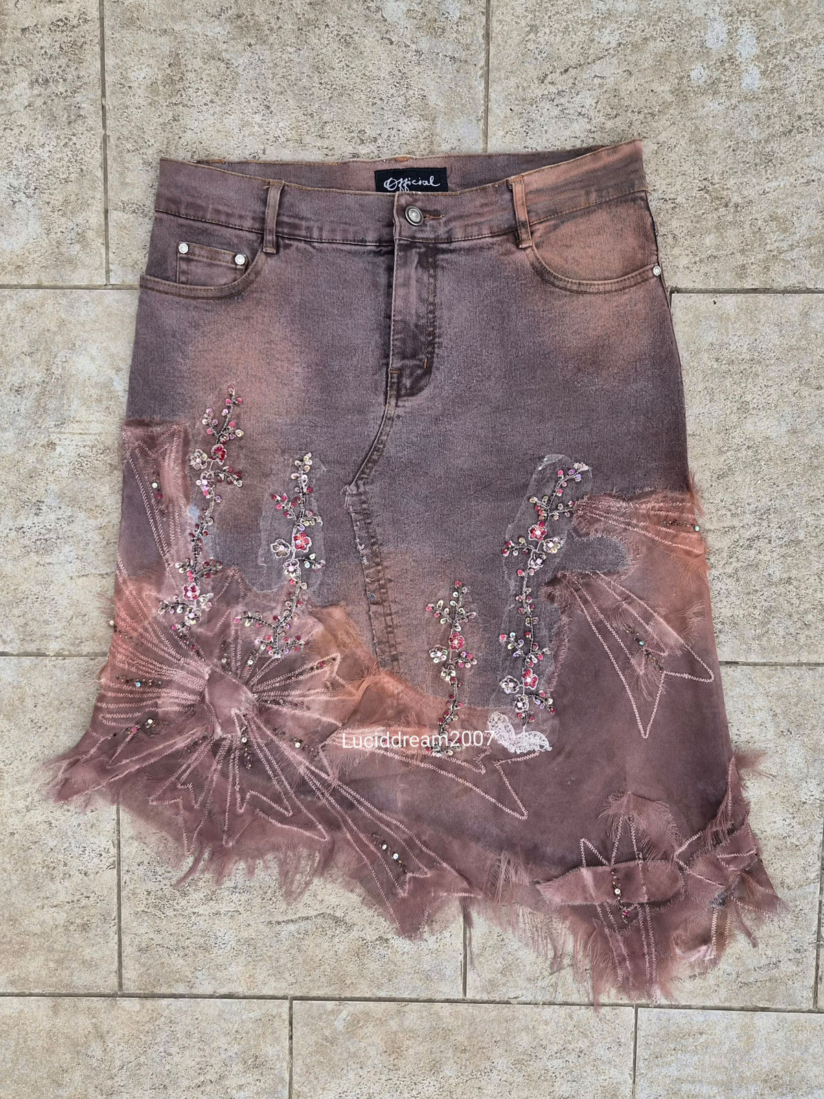 Jupe en denim brodé