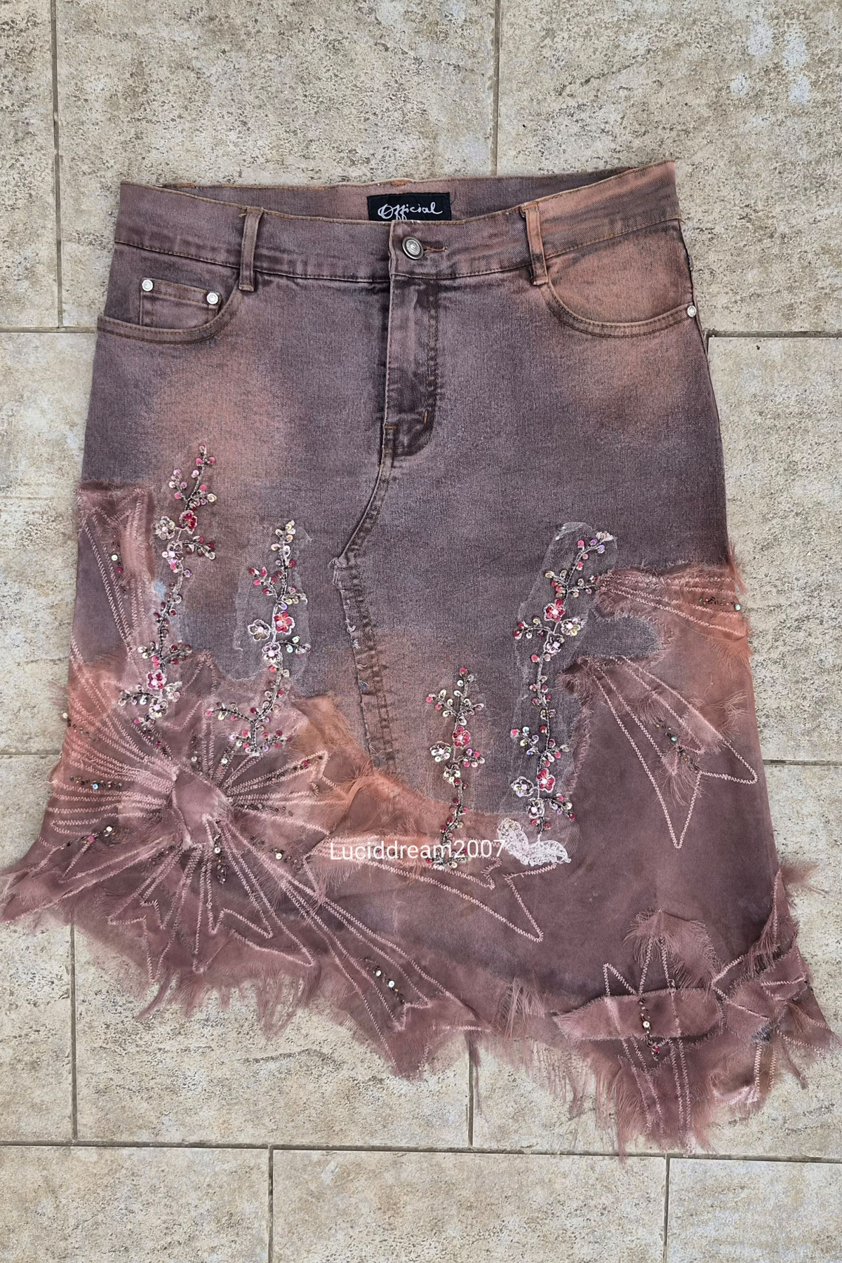 Jupe en denim brodé