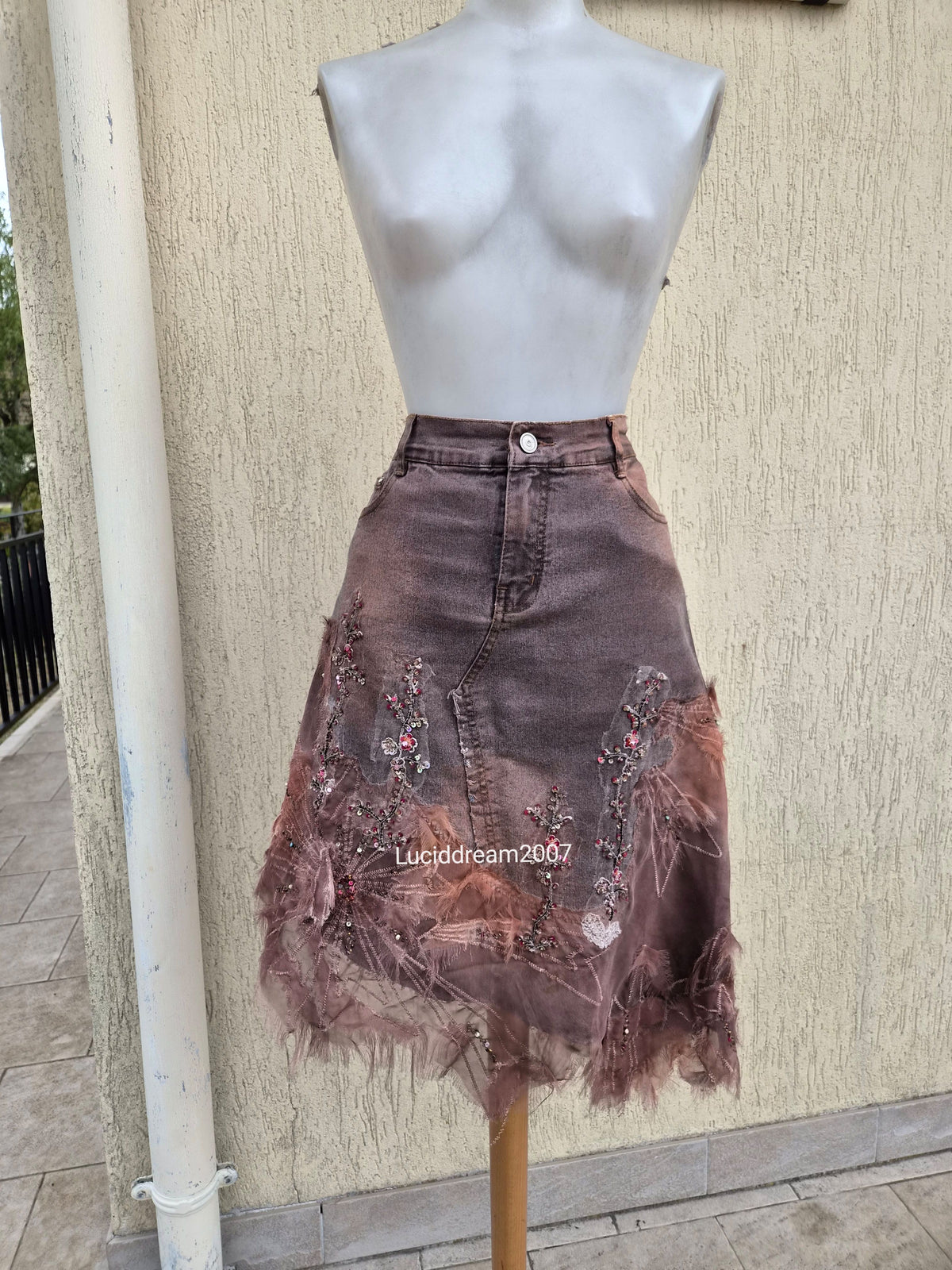 Jupe en denim brodé