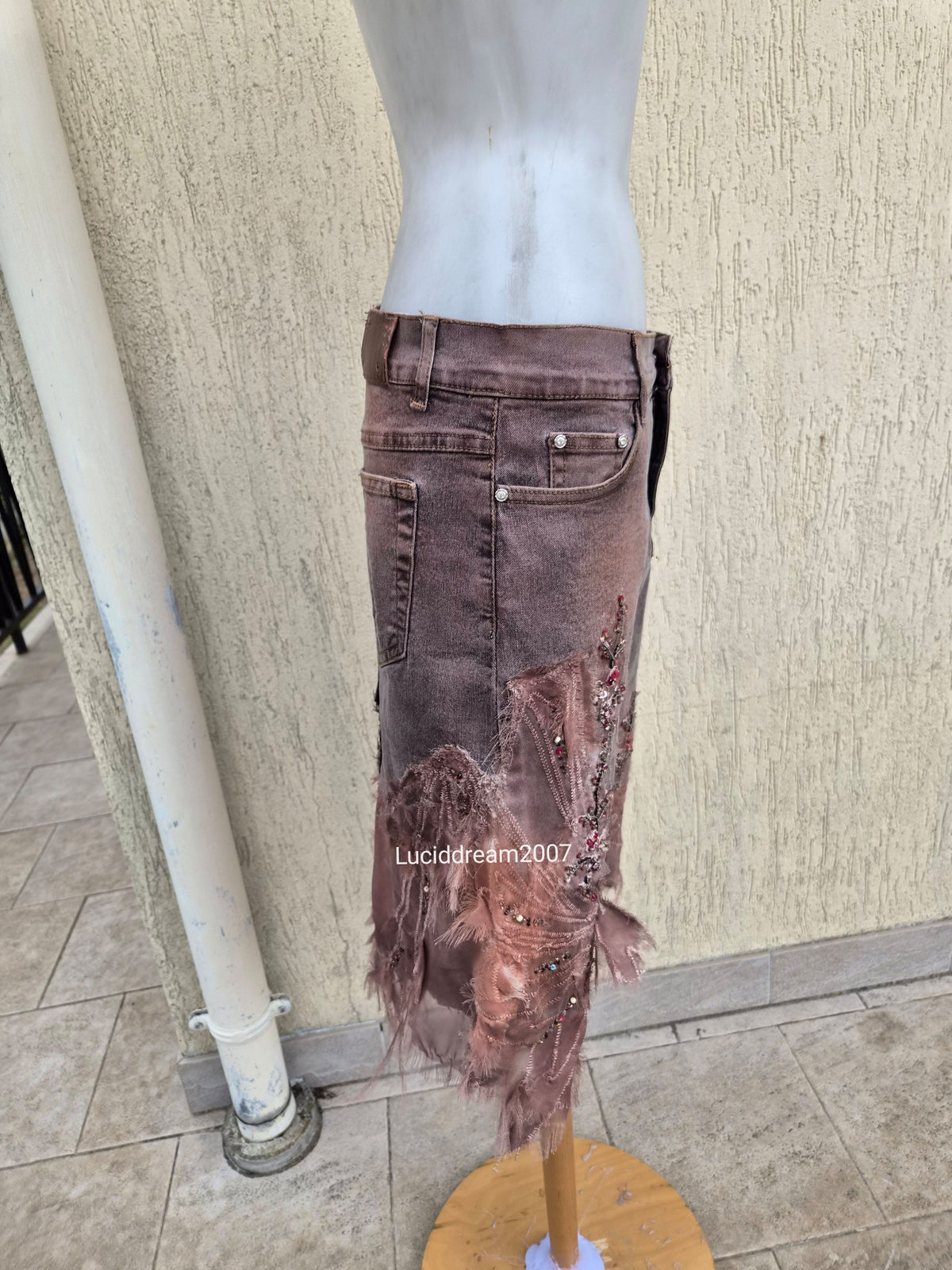 Jupe en denim brodé