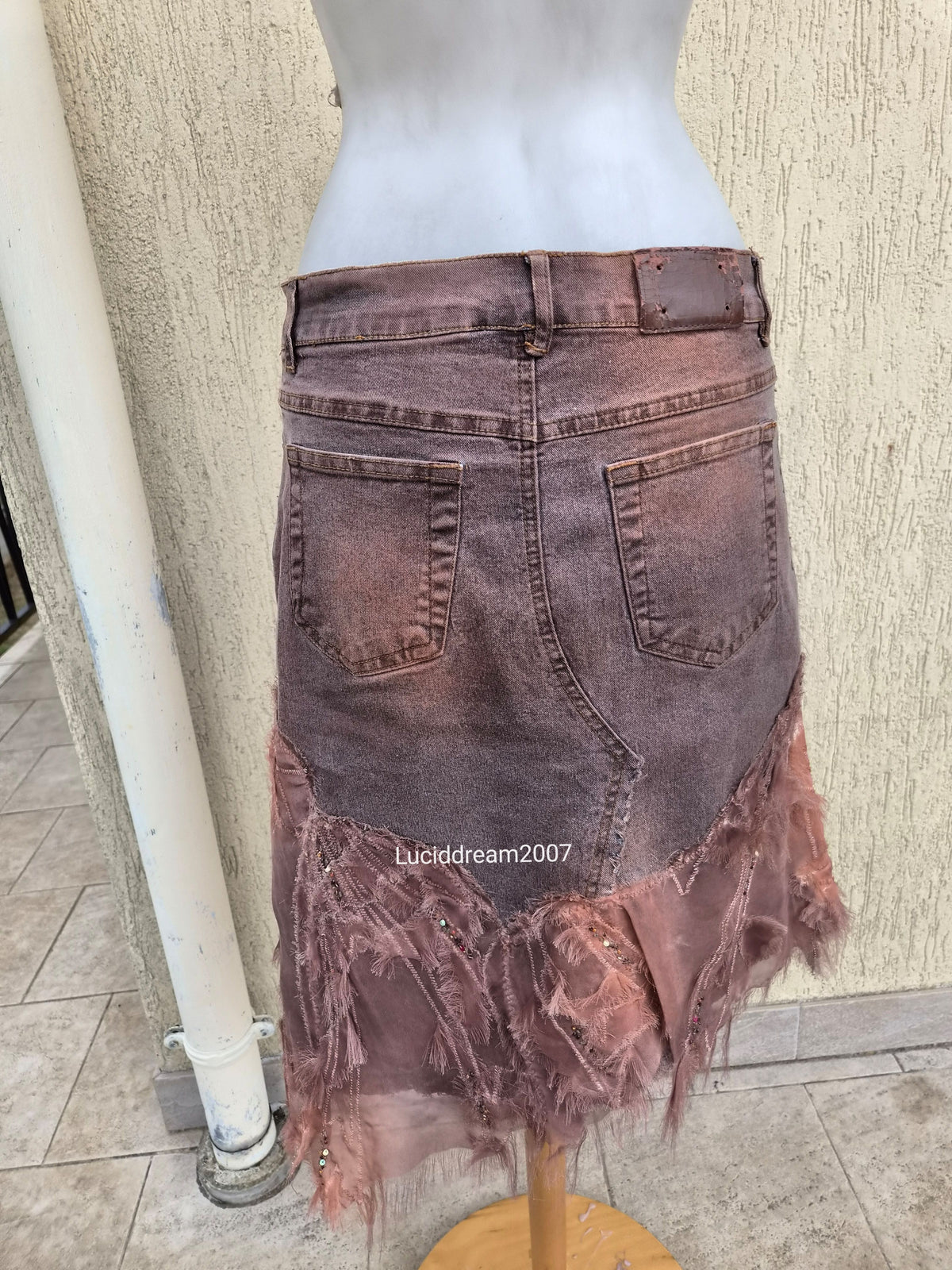Jupe en denim brodé
