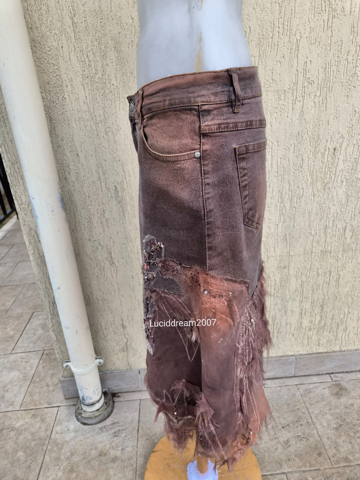 Jupe en denim brodé