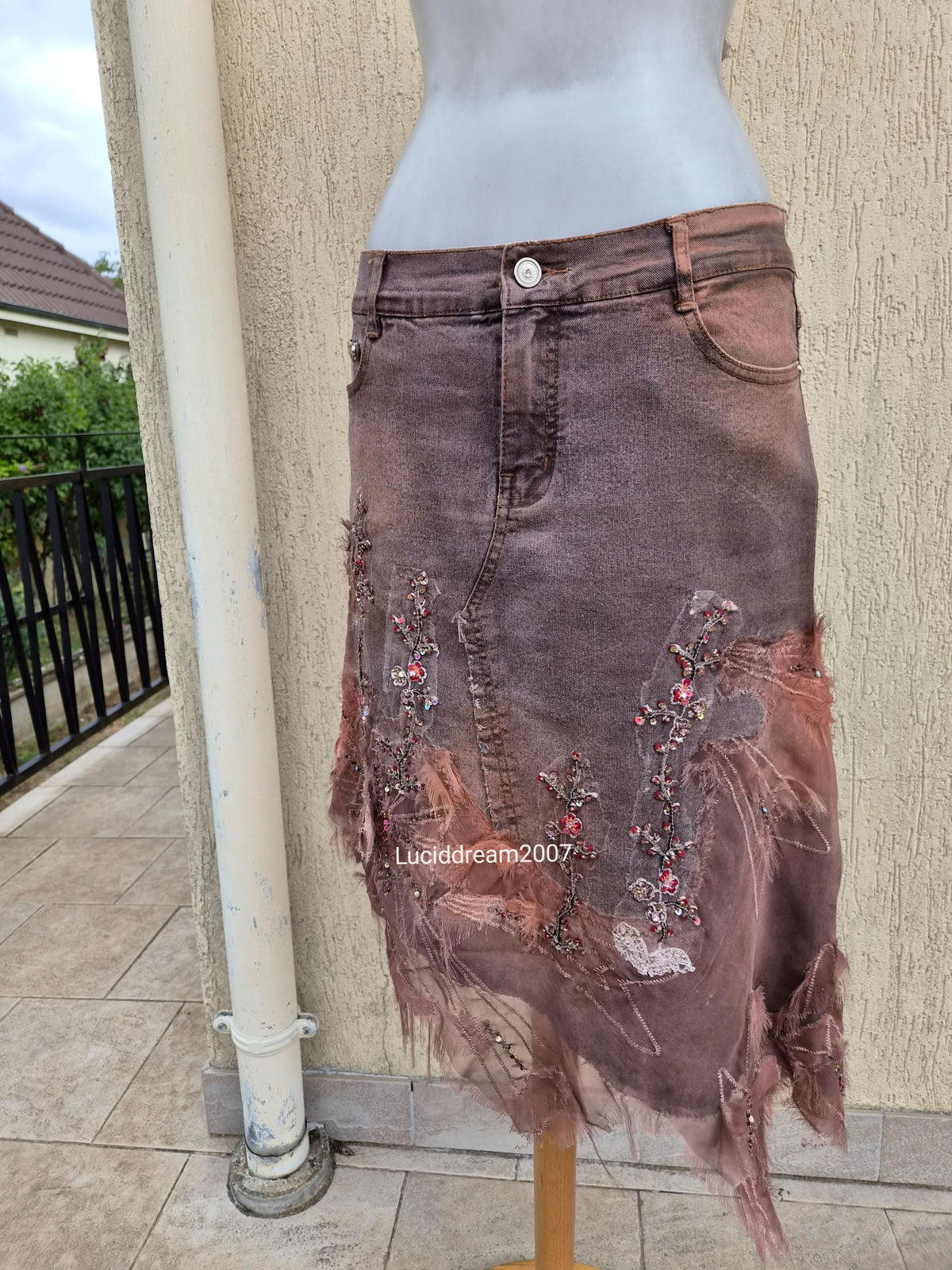 Jupe en denim brodé
