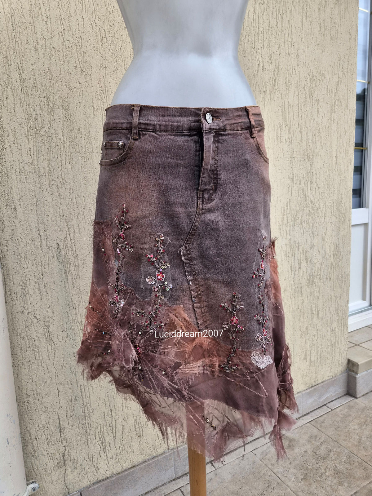 Jupe en denim brodé
