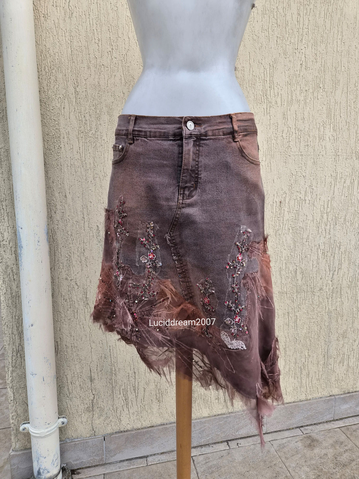 Jupe en denim brodé