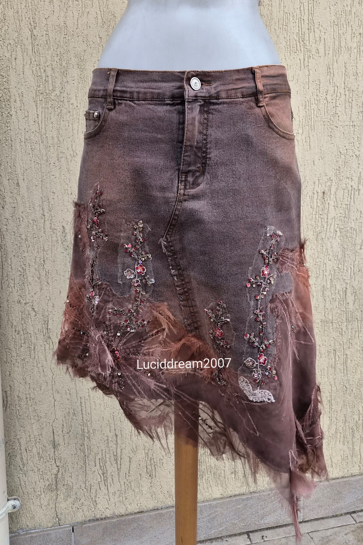 Jupe en denim brodé