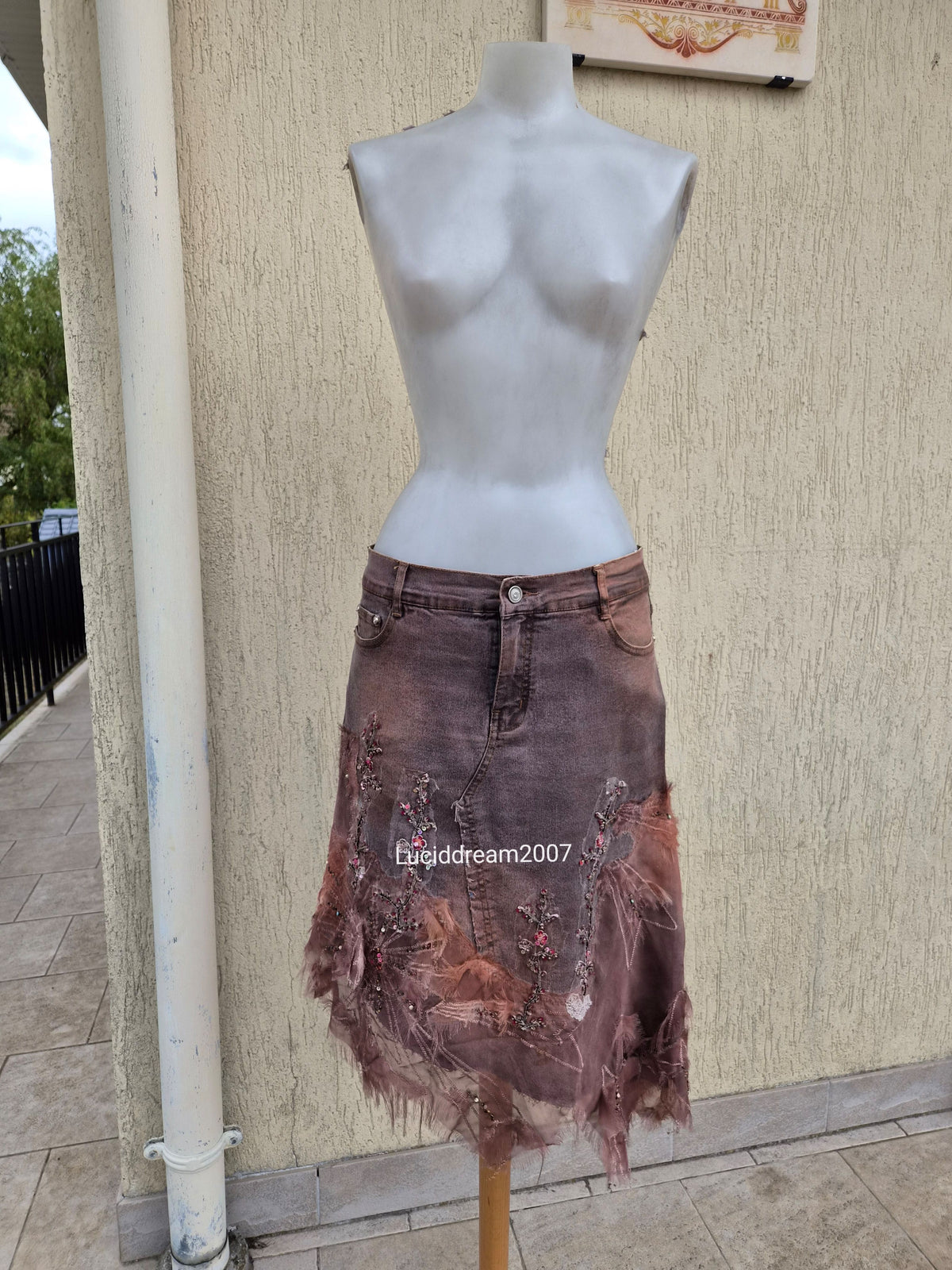 Jupe en denim brodé