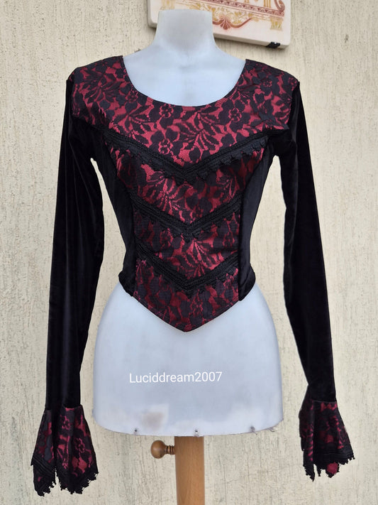 Haut gothique romantique noir et rouge