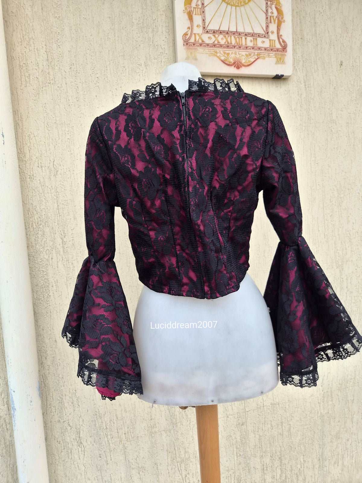 Haut corset avec dentelle rouge et noire