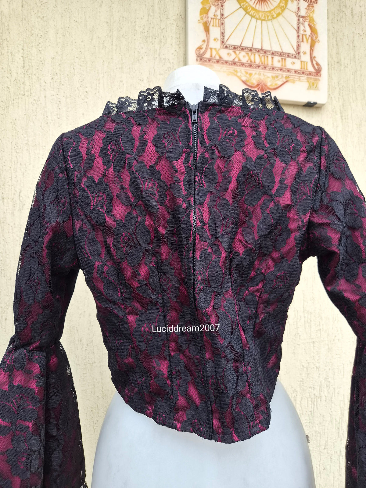 Haut corset avec dentelle rouge et noire