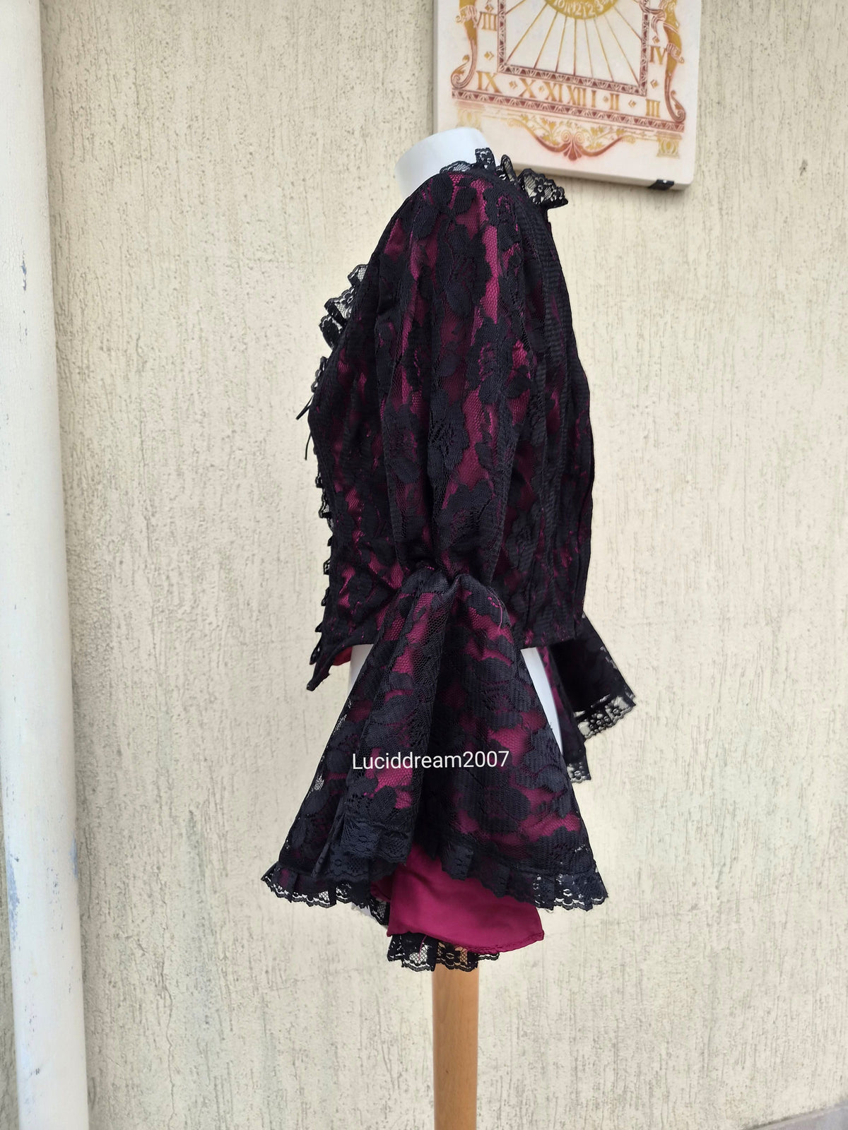 Haut corset avec dentelle rouge et noire