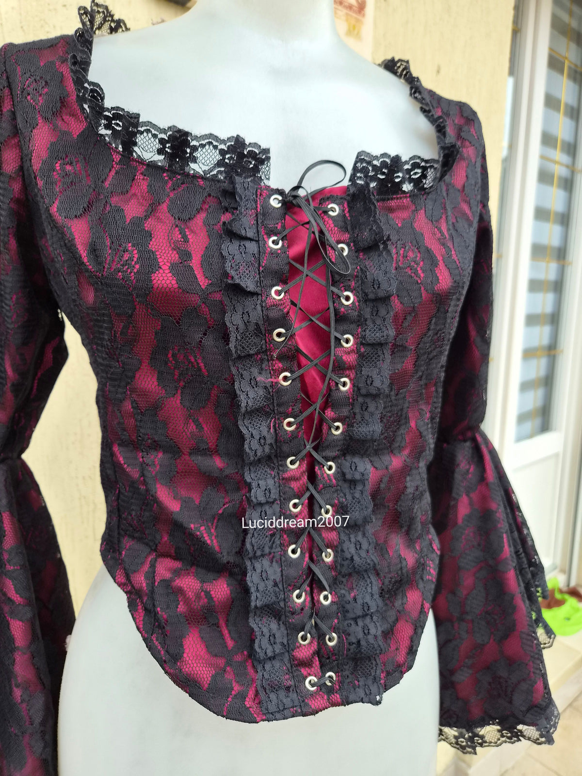 Haut corset avec dentelle rouge et noire