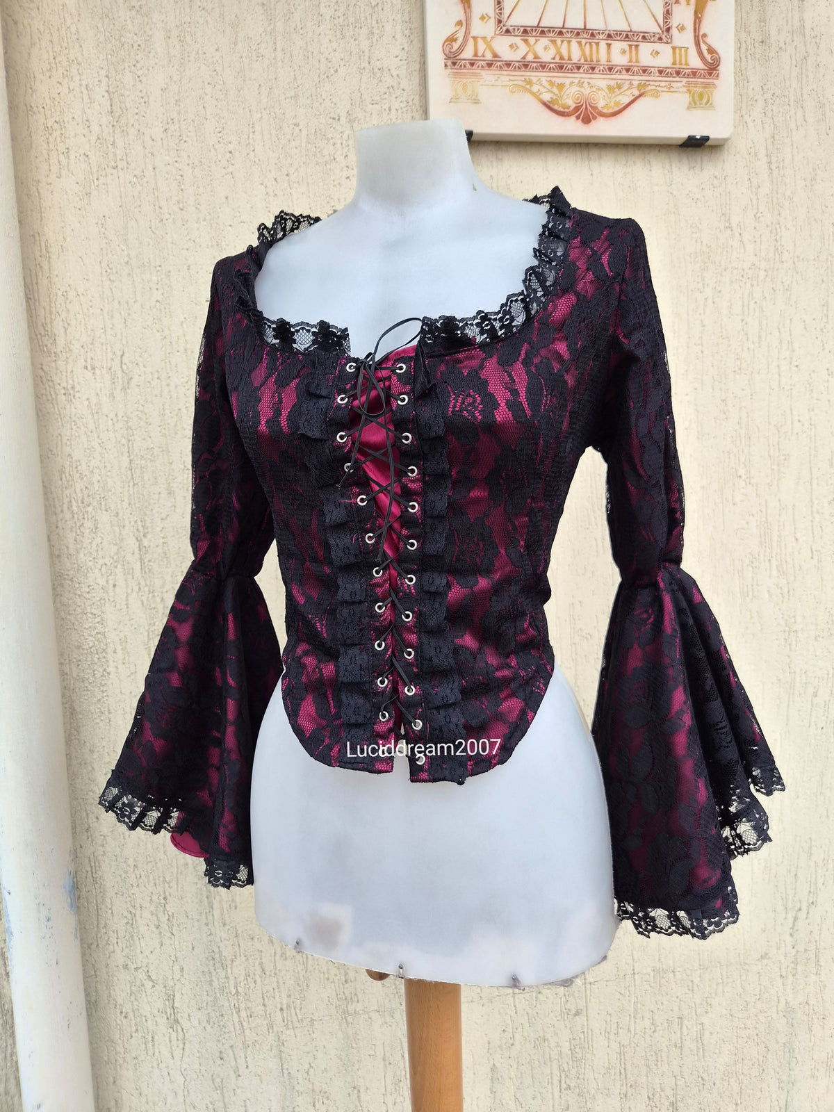 Haut corset avec dentelle rouge et noire