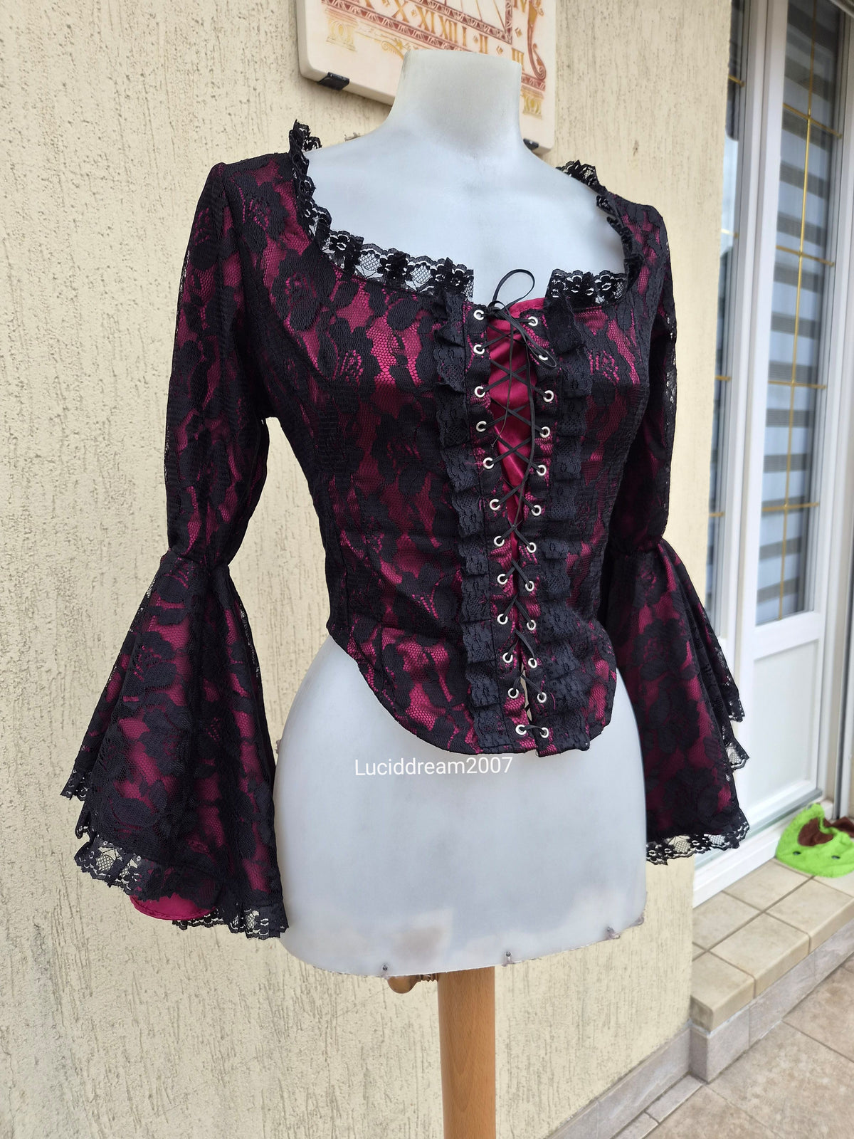 Haut corset avec dentelle rouge et noire