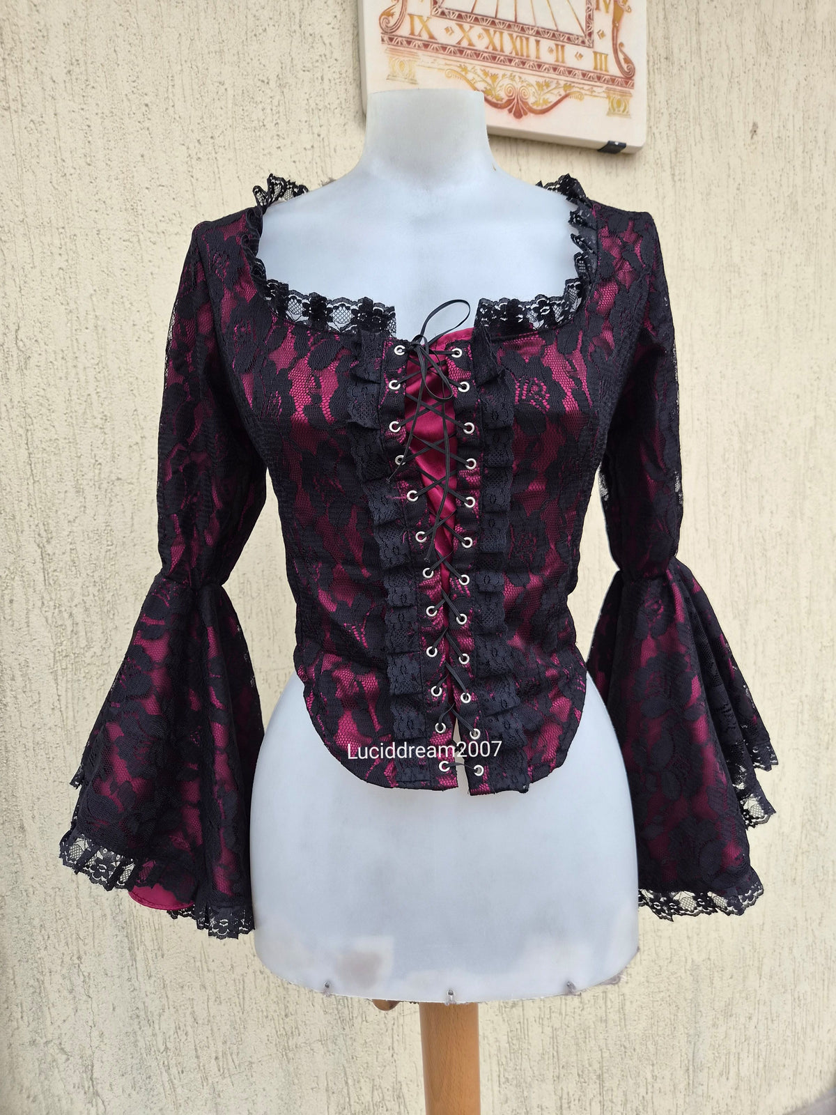 Haut corset avec dentelle rouge et noire