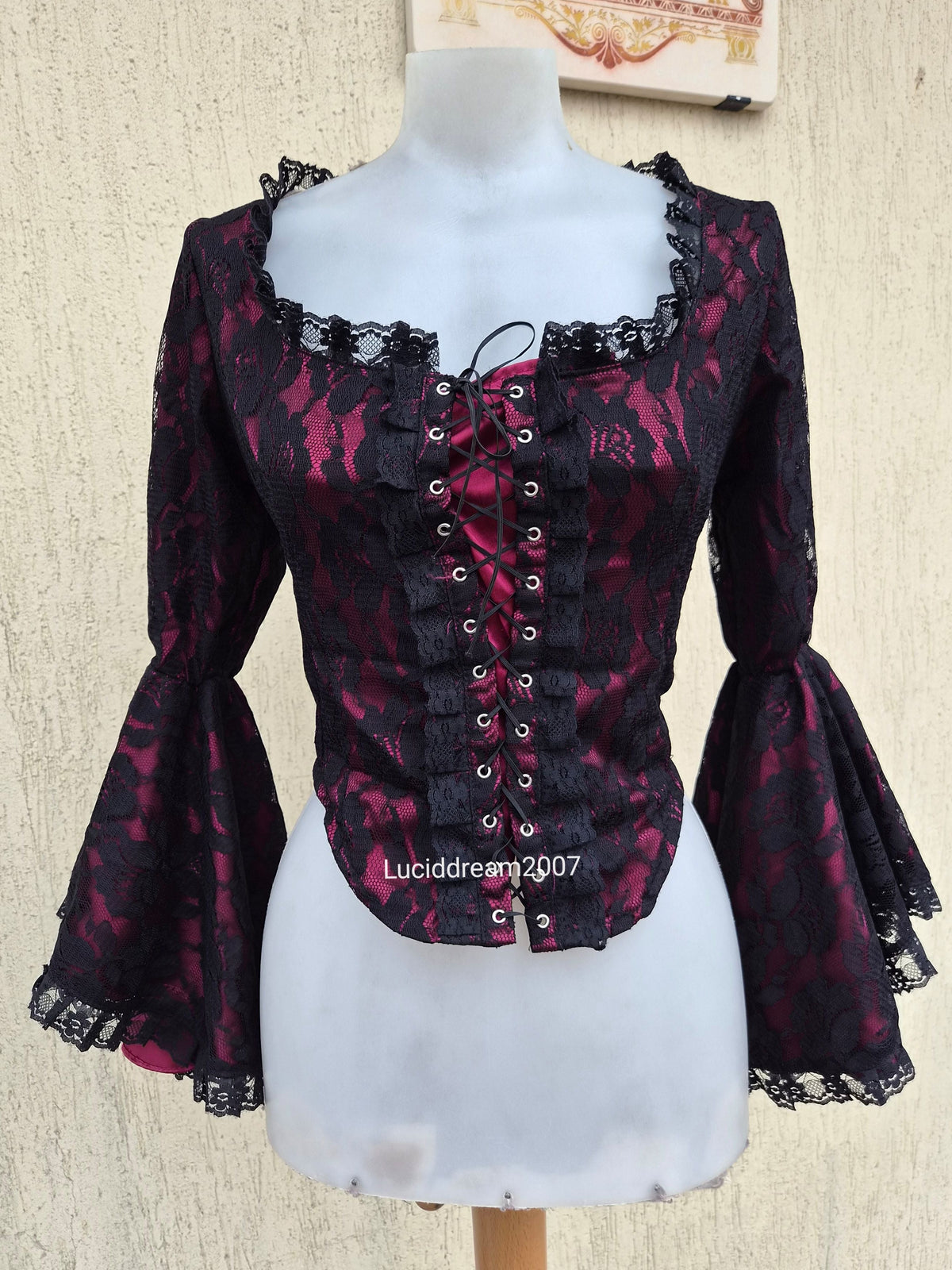 Haut corset avec dentelle rouge et noire
