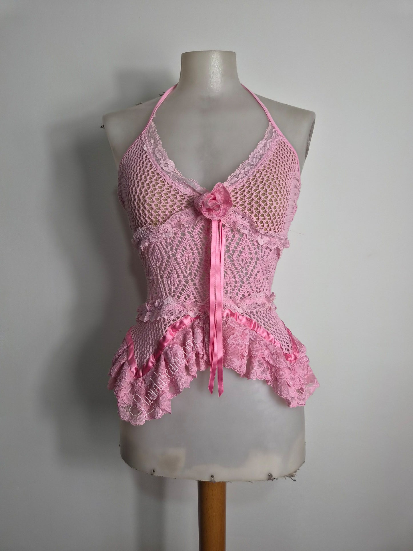 Haut dos nu en résille rose