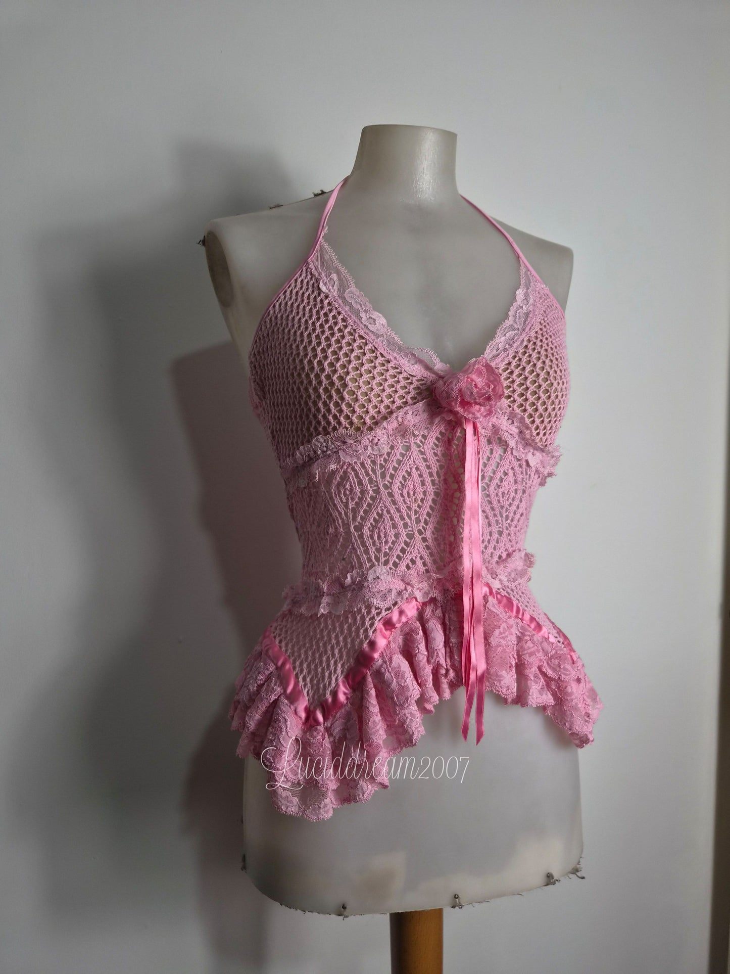 Haut dos nu en résille rose