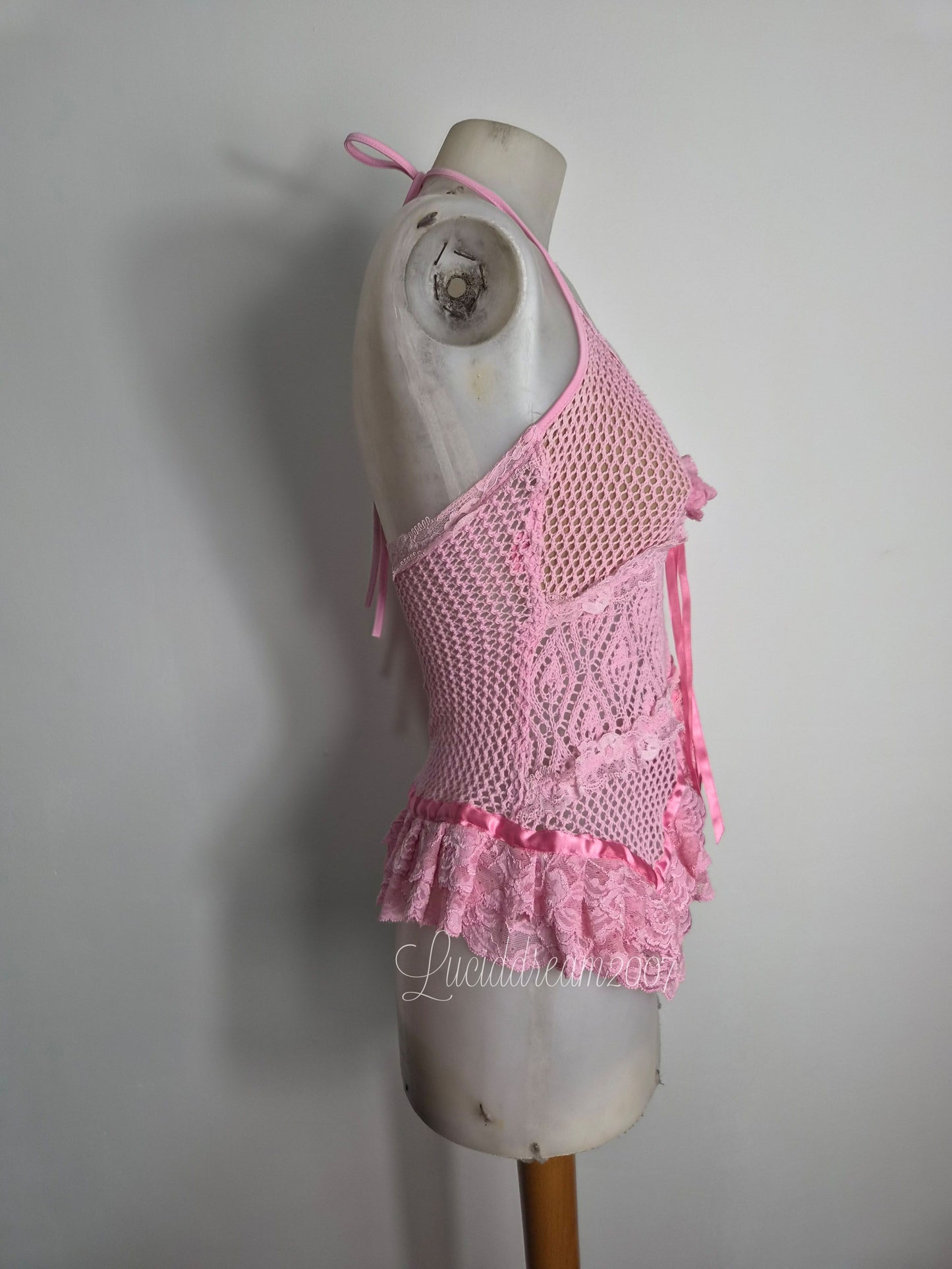 Haut dos nu en résille rose