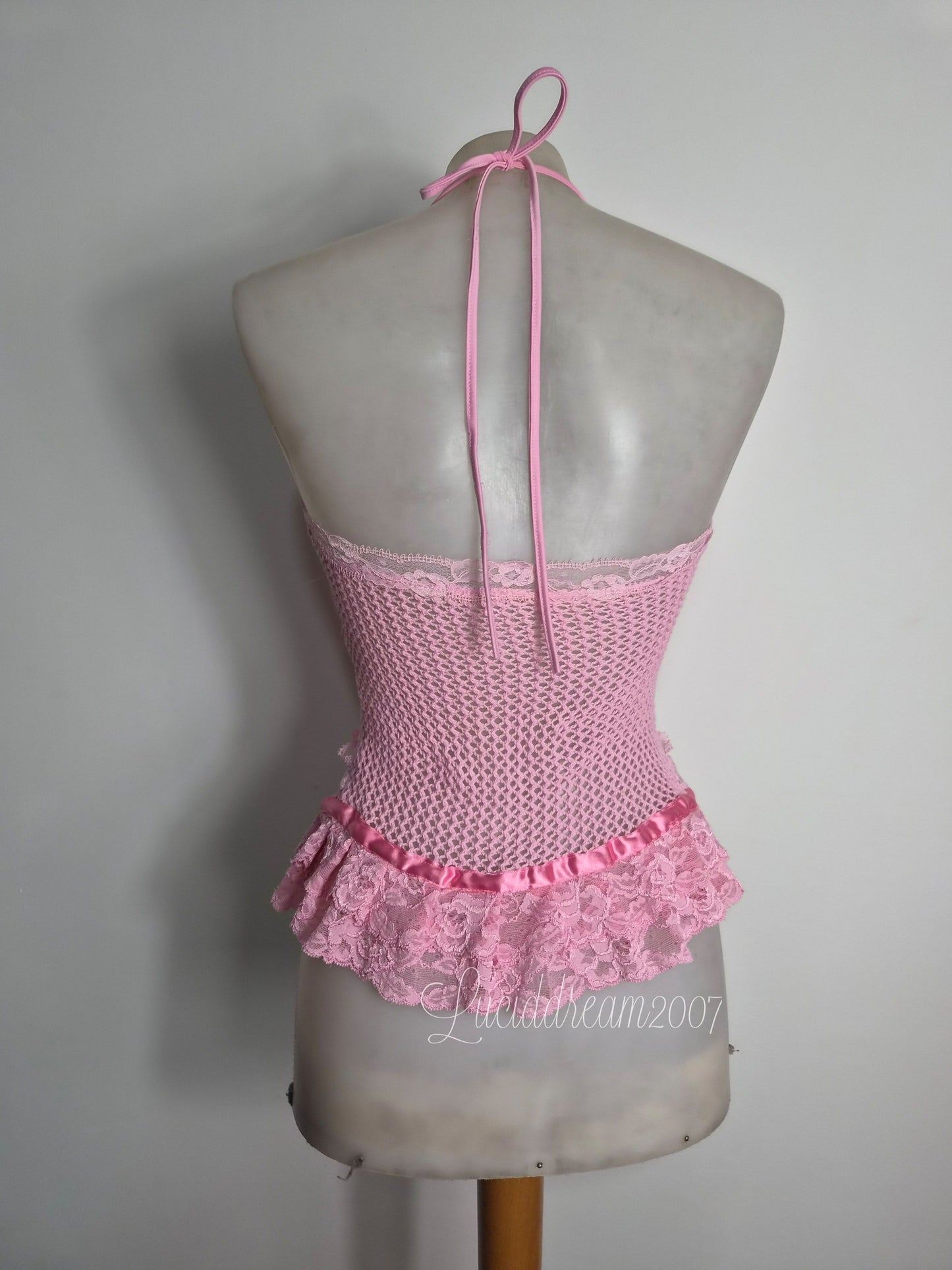 Haut dos nu en résille rose
