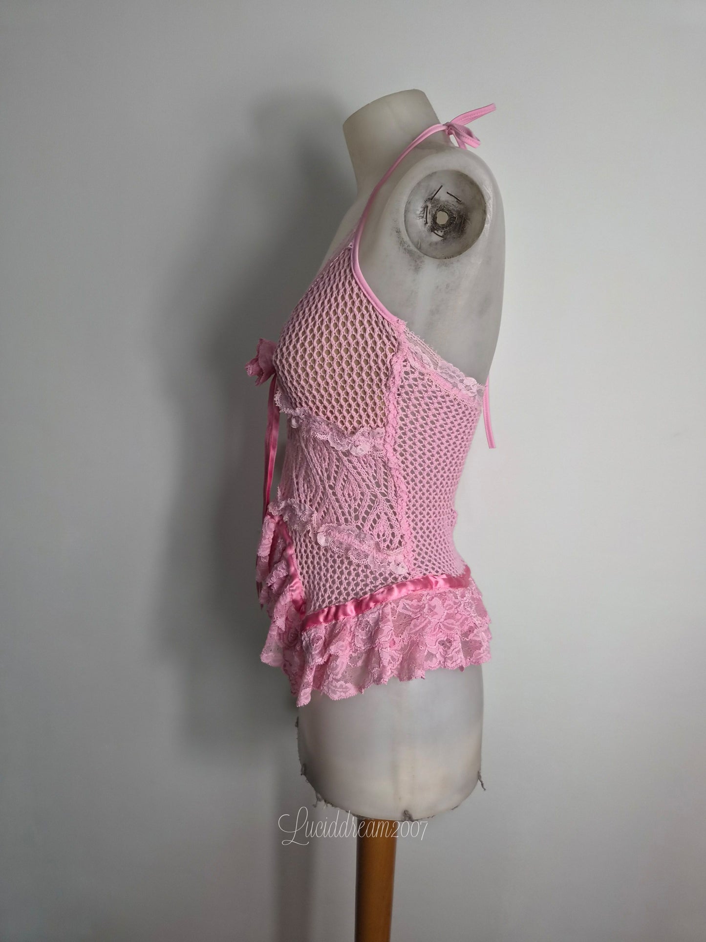 Haut dos nu en résille rose