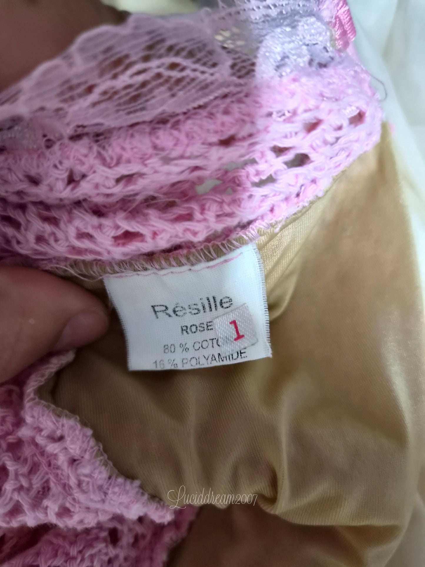 Haut dos nu en résille rose