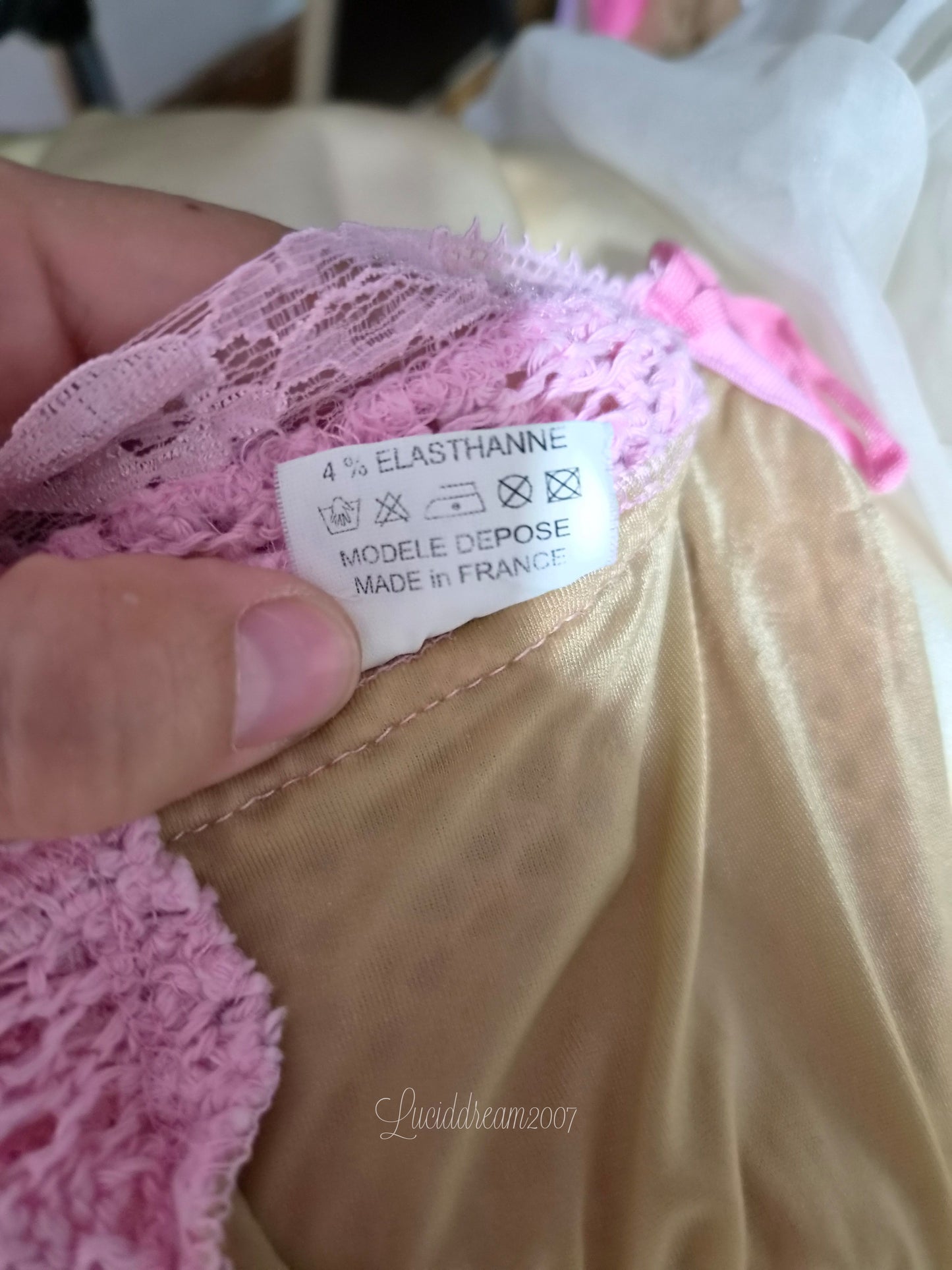 Haut dos nu en résille rose