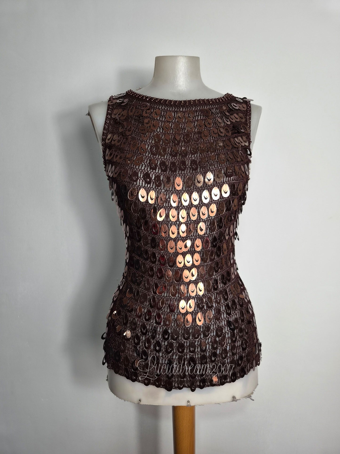 Haut crochet et sequins marron