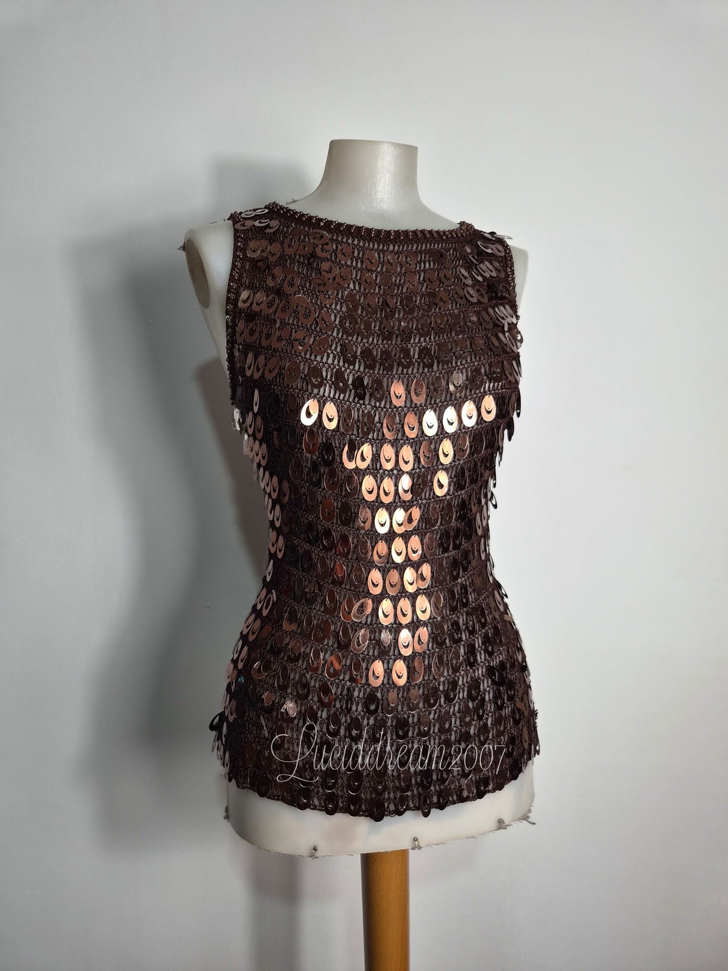 Haut crochet et sequins marron