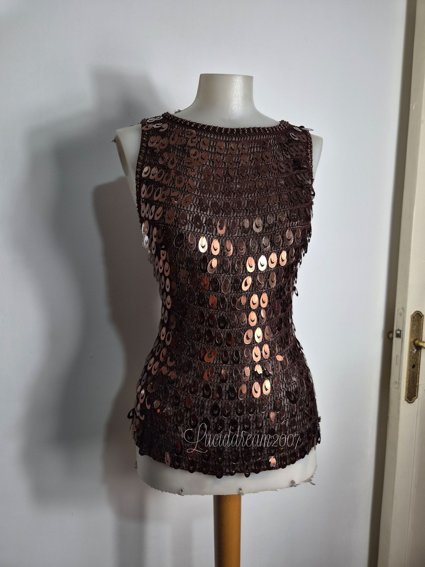 Haut crochet et sequins marron