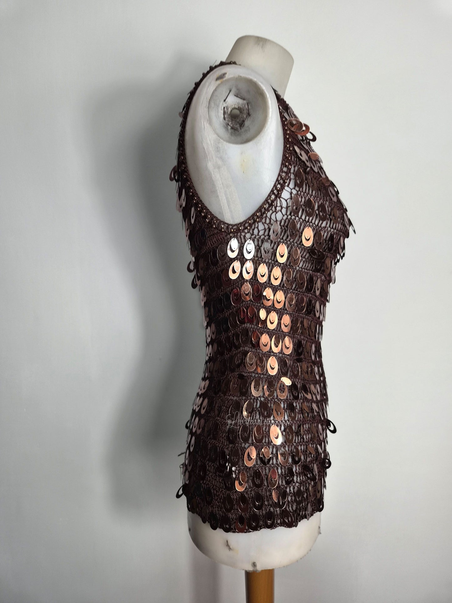 Haut crochet et sequins marron