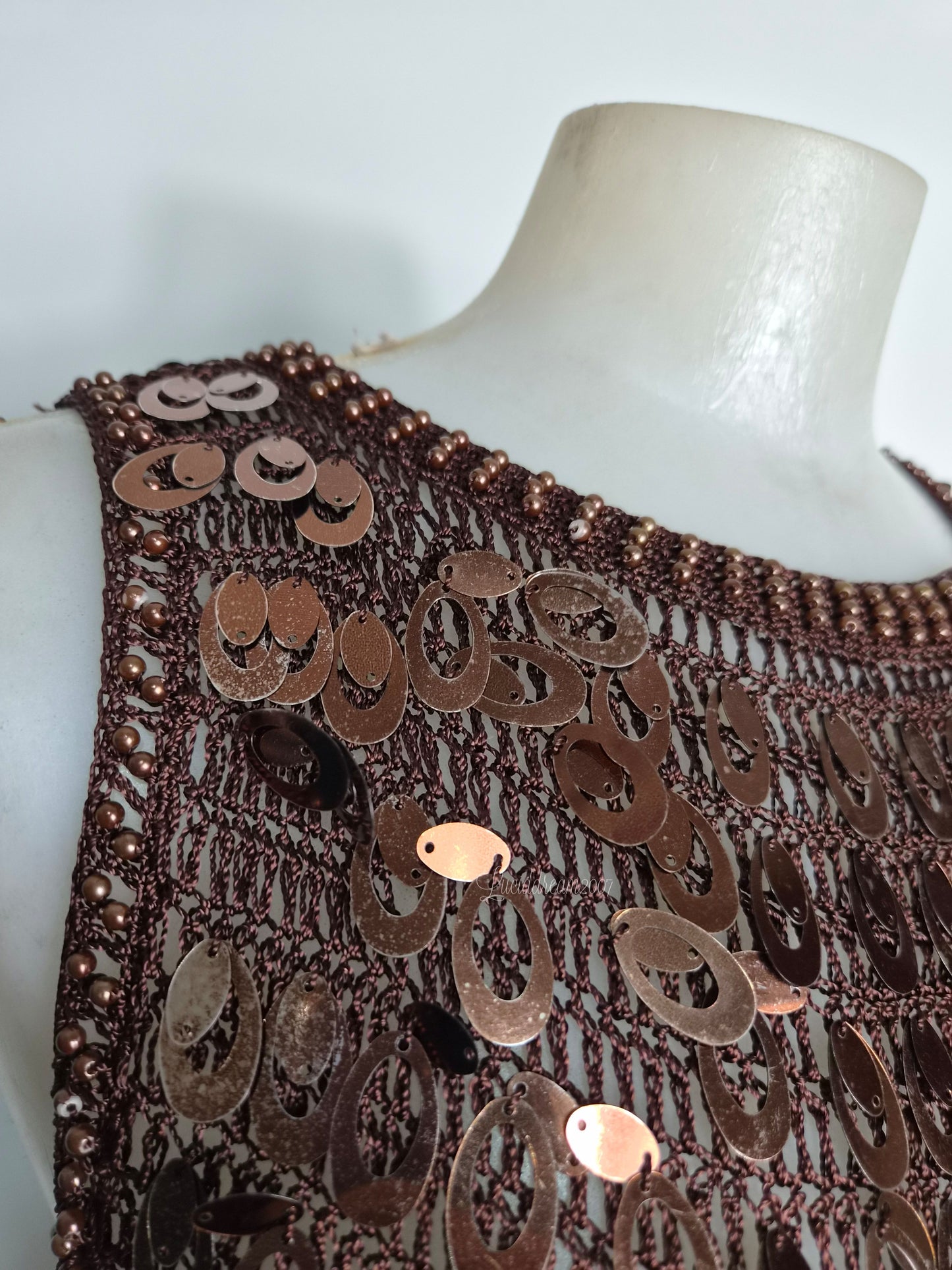 Haut crochet et sequins marron