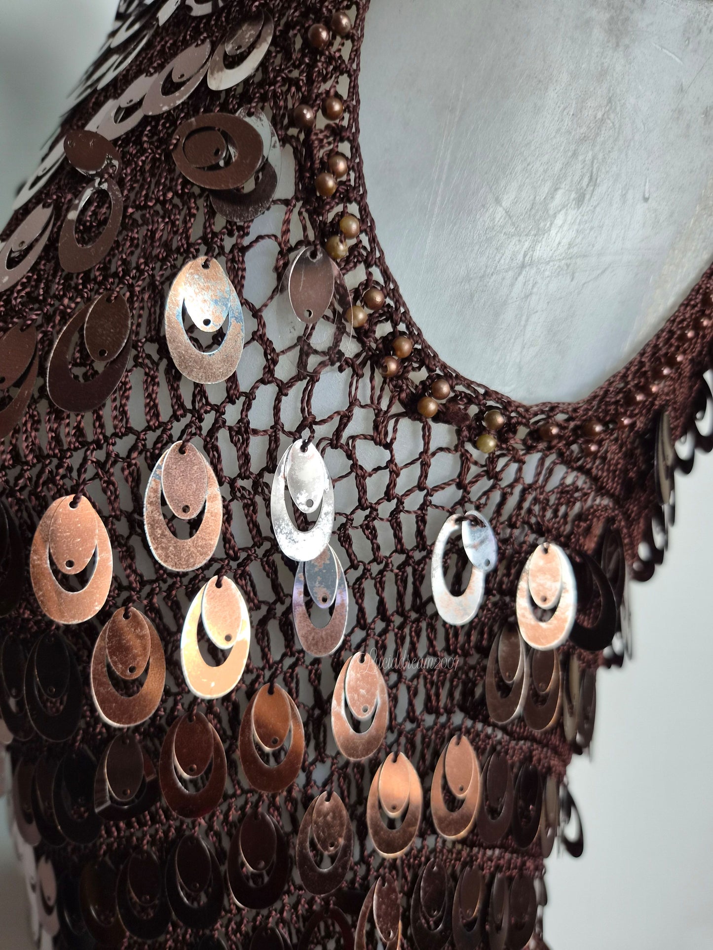 Haut crochet et sequins marron