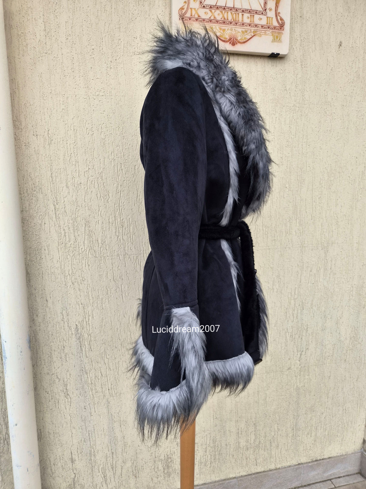 Manteau court détails fausse fourrure