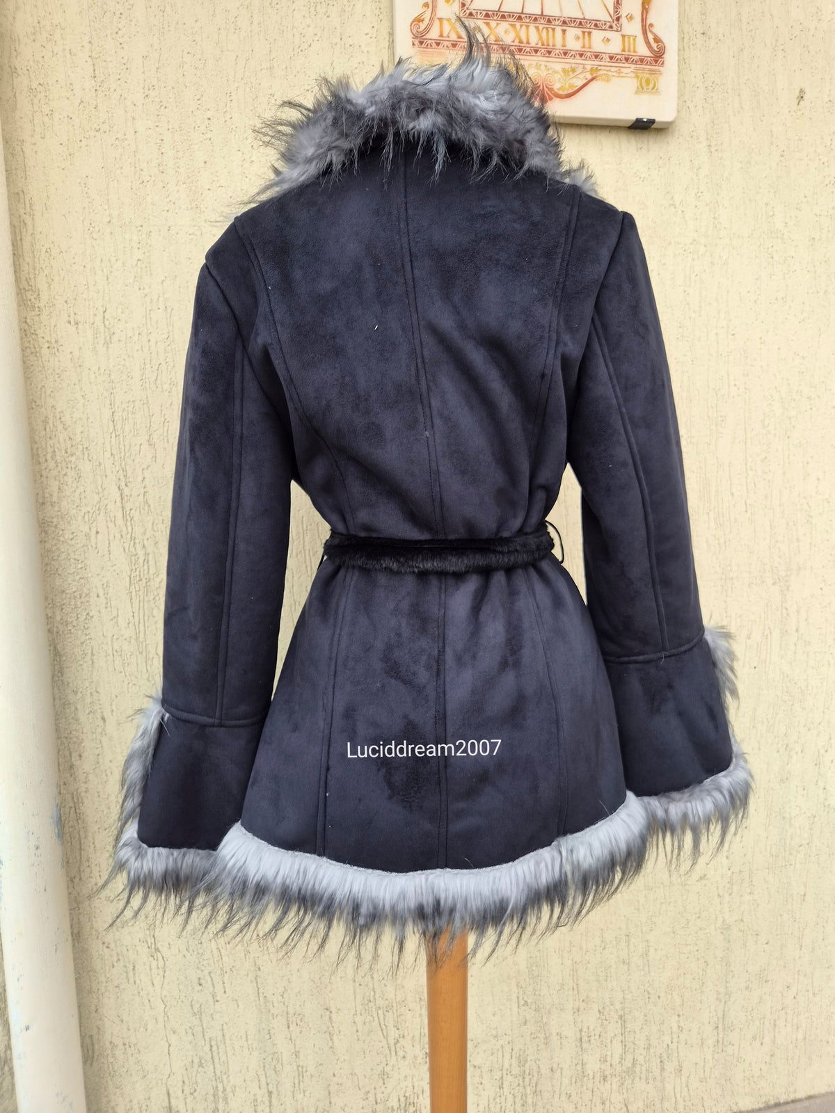 Manteau court détails fausse fourrure