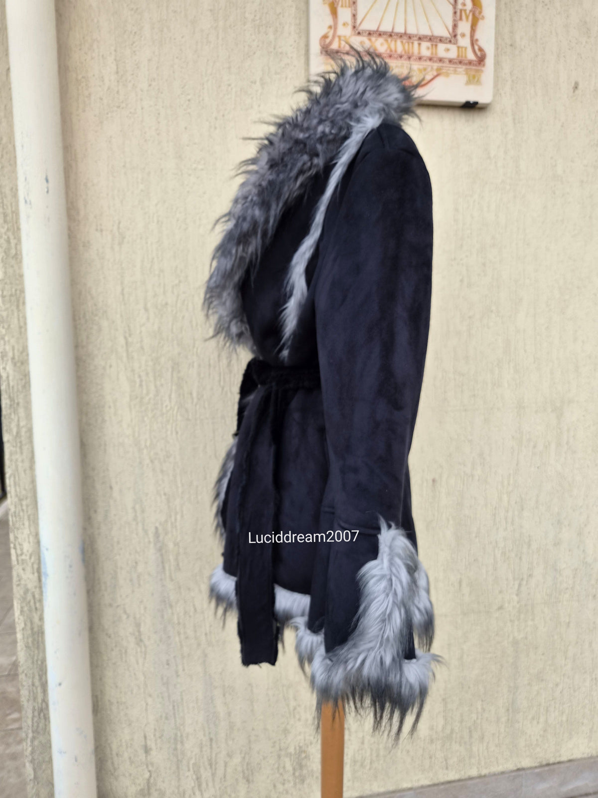 Manteau court détails fausse fourrure