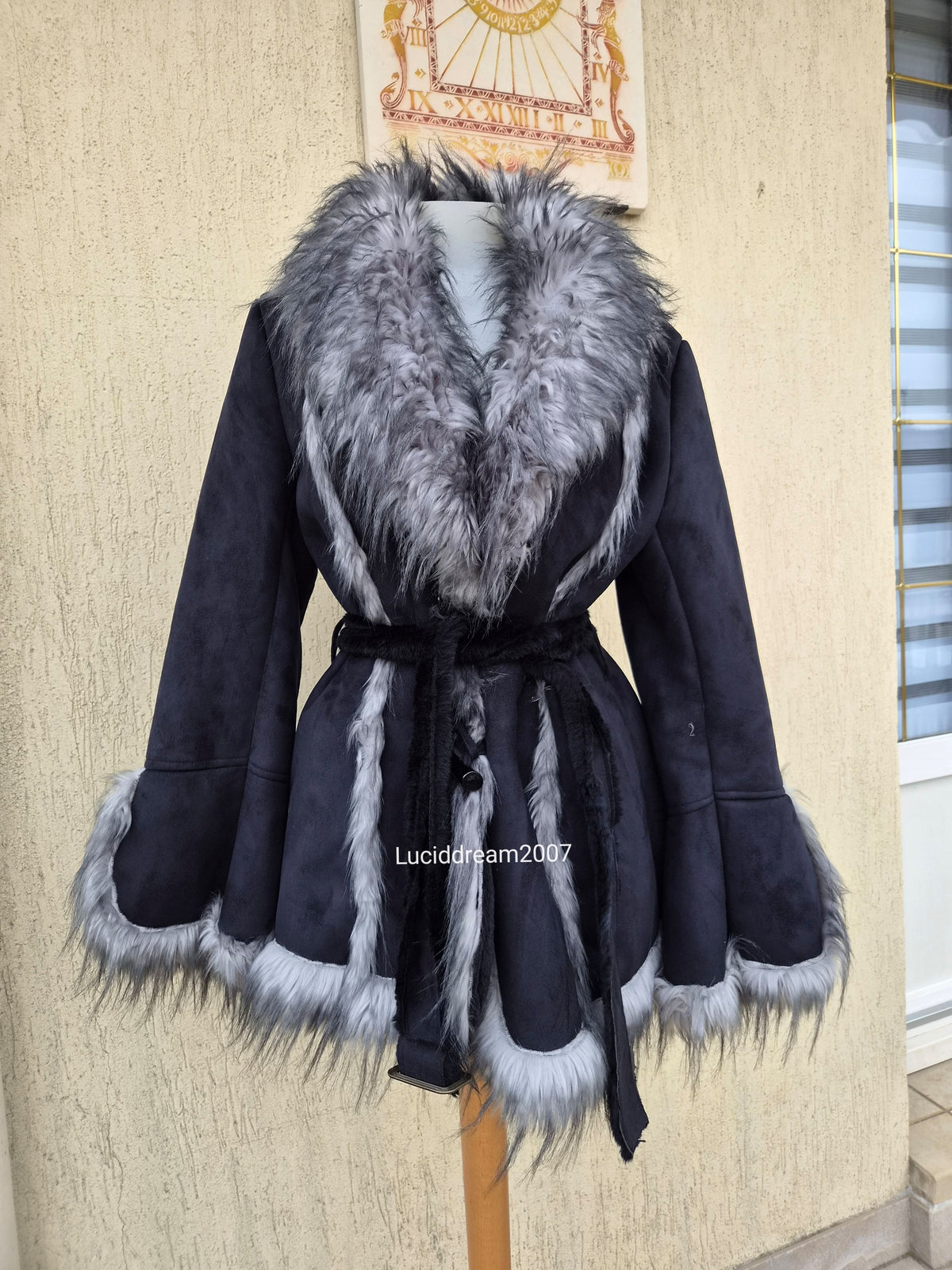 Manteau court détails fausse fourrure