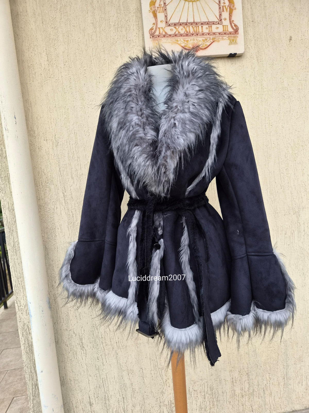 Manteau court détails fausse fourrure